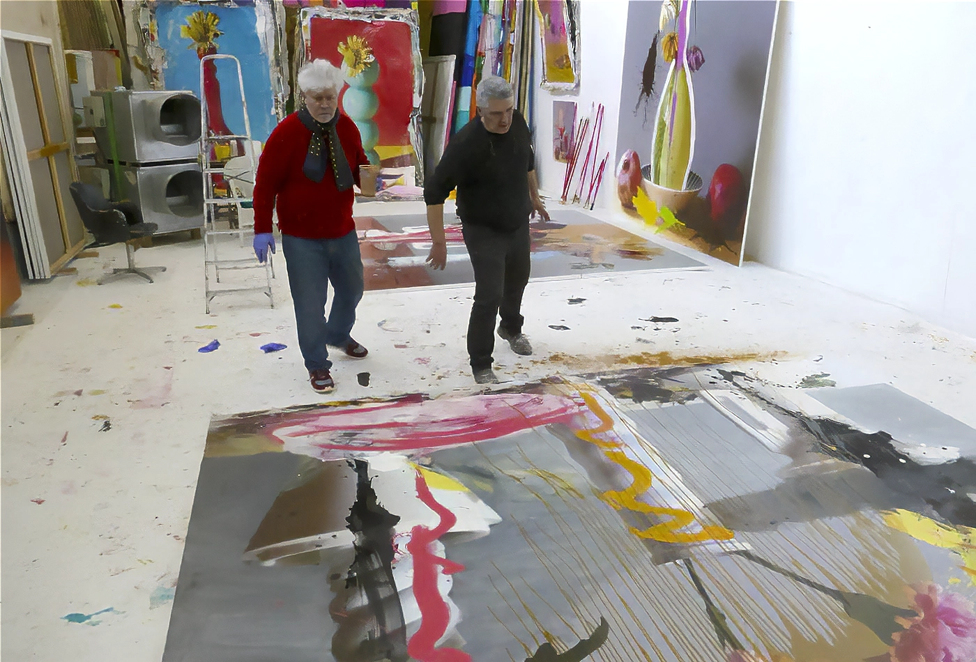 Pedro Almodóvar y el artista Jorge Galindo, durante el proceso creativo interviniéndo uno de los bodegones con los jarrones de la colección 