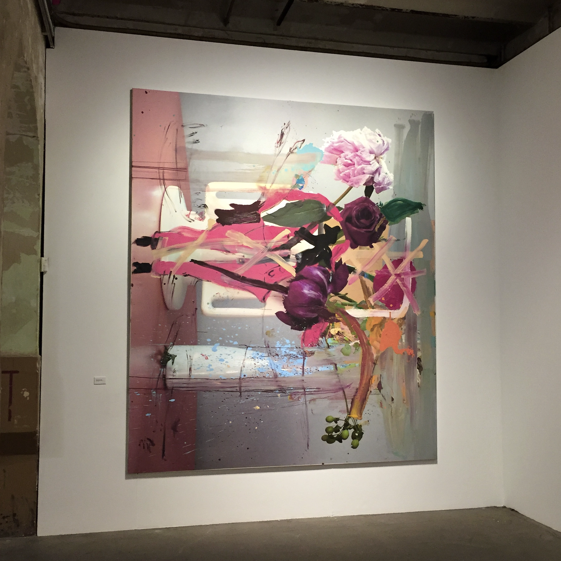 Lienzo de gran formato con una fotografía de un bodegón del cineasta Pedro Almodóvar intervenido junto al artistas Jorge Galindo, jarrón de la colección 