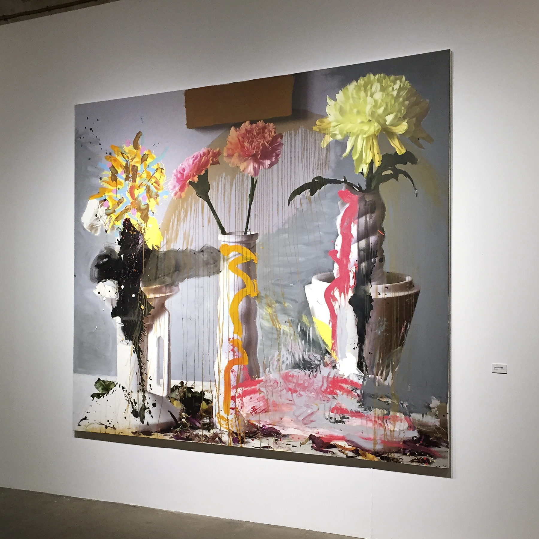 Lienzo de gran formato con una fotografía de un bodegón del cineasta Pedro Almodóvar intervenido junto al artistas Jorge Galindo, jarrones de la colección 