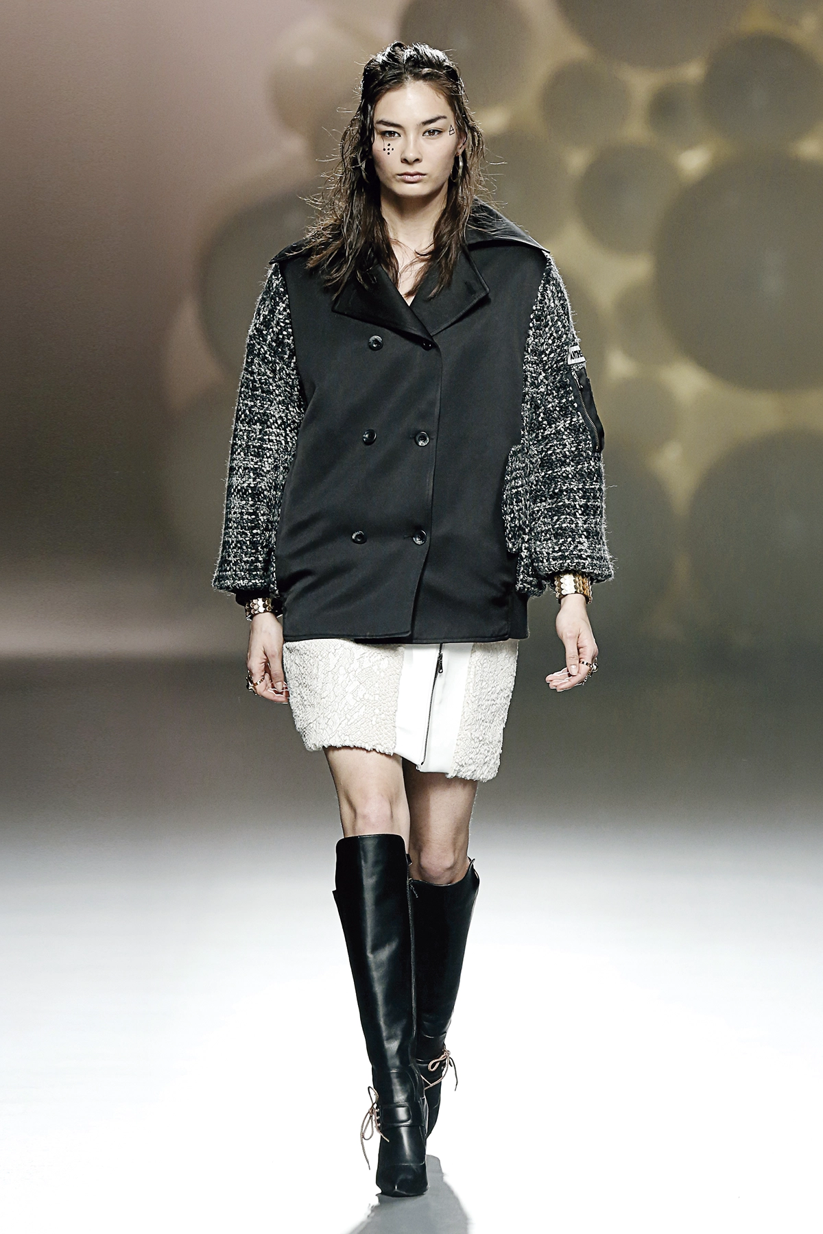 Look 05 de la colección “Antihero”, colección otoño invierno 2016-17 de la diseñadora de moda Ana Locking en la Mercedes Benz Fashion Week de Madrid.