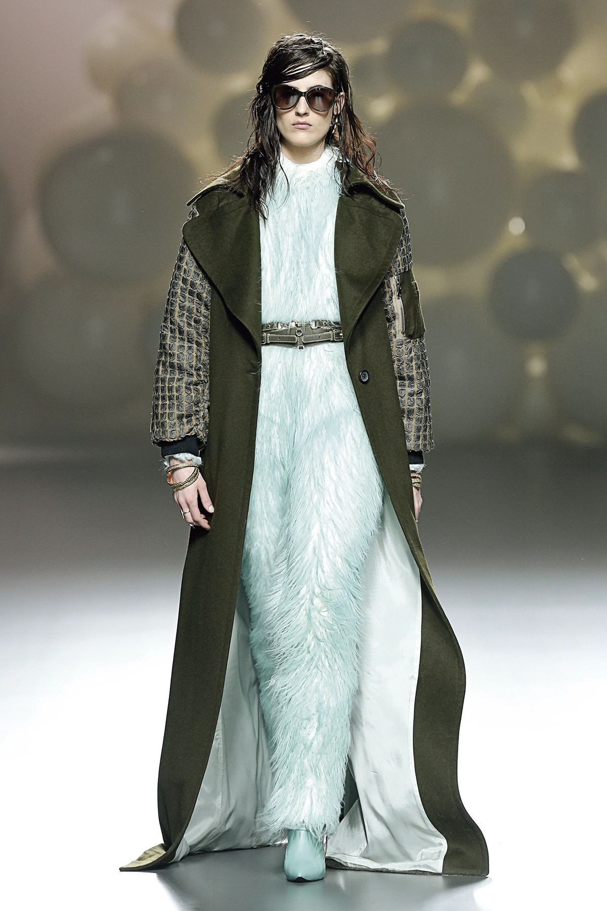 Look 09 de la colección “Antihero”, colección otoño invierno 2016-17 de la diseñadora de moda Ana Locking en la Mercedes Benz Fashion Week de Madrid.