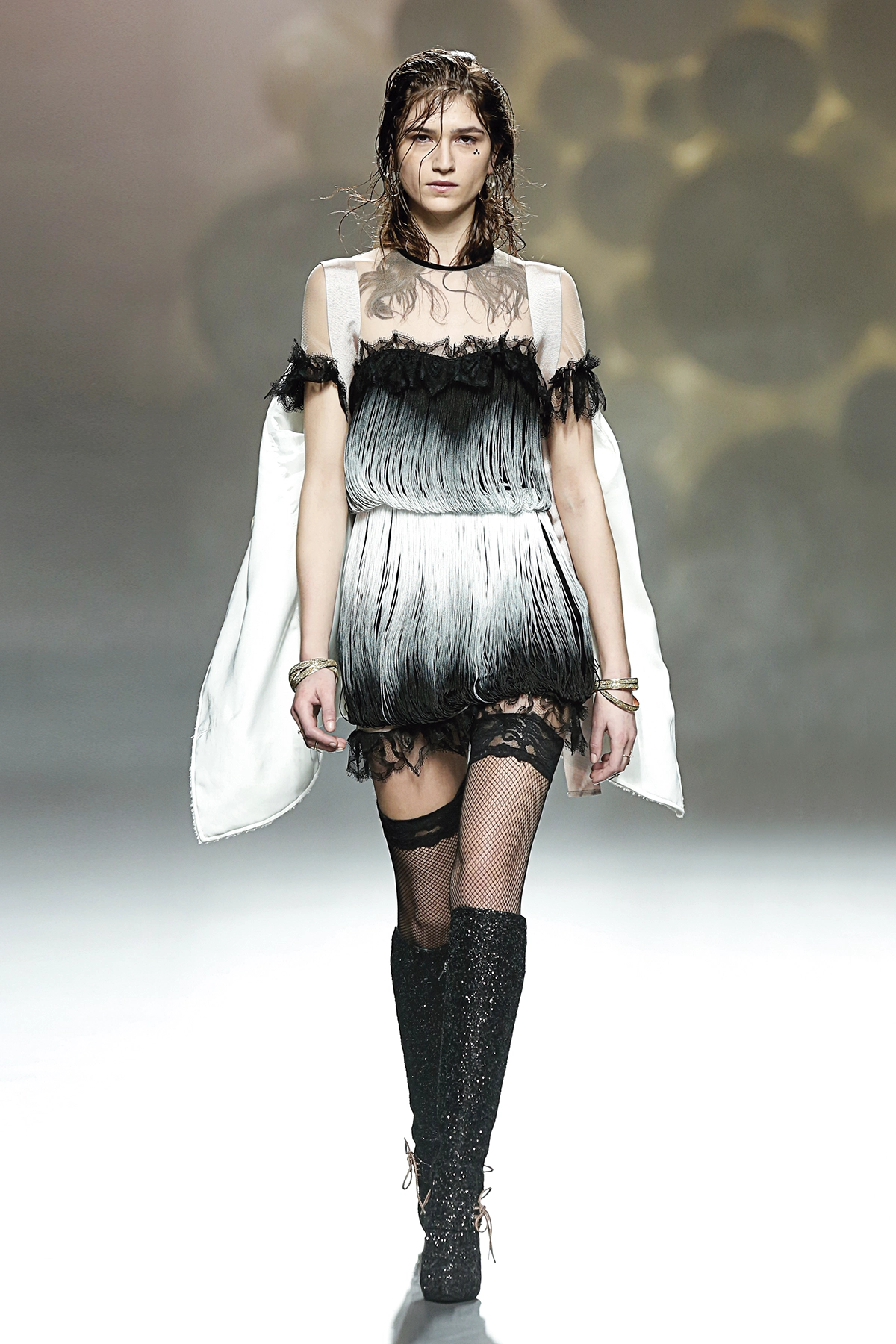 Look 24 de la colección “Antihero”, colección otoño invierno 2016-17 de la diseñadora de moda Ana Locking en la Mercedes Benz Fashion Week de Madrid.