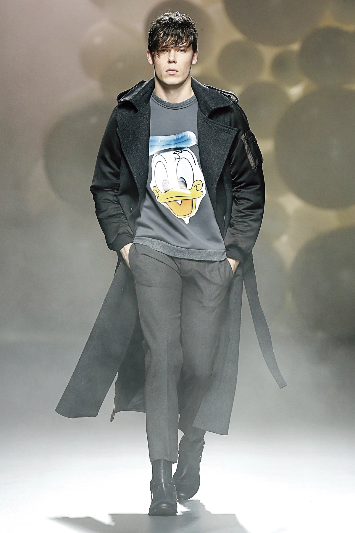 Look 25 de la colección “Antihero”, colección otoño invierno 2016-17 de la diseñadora de moda Ana Locking en la Mercedes Benz Fashion Week de Madrid.