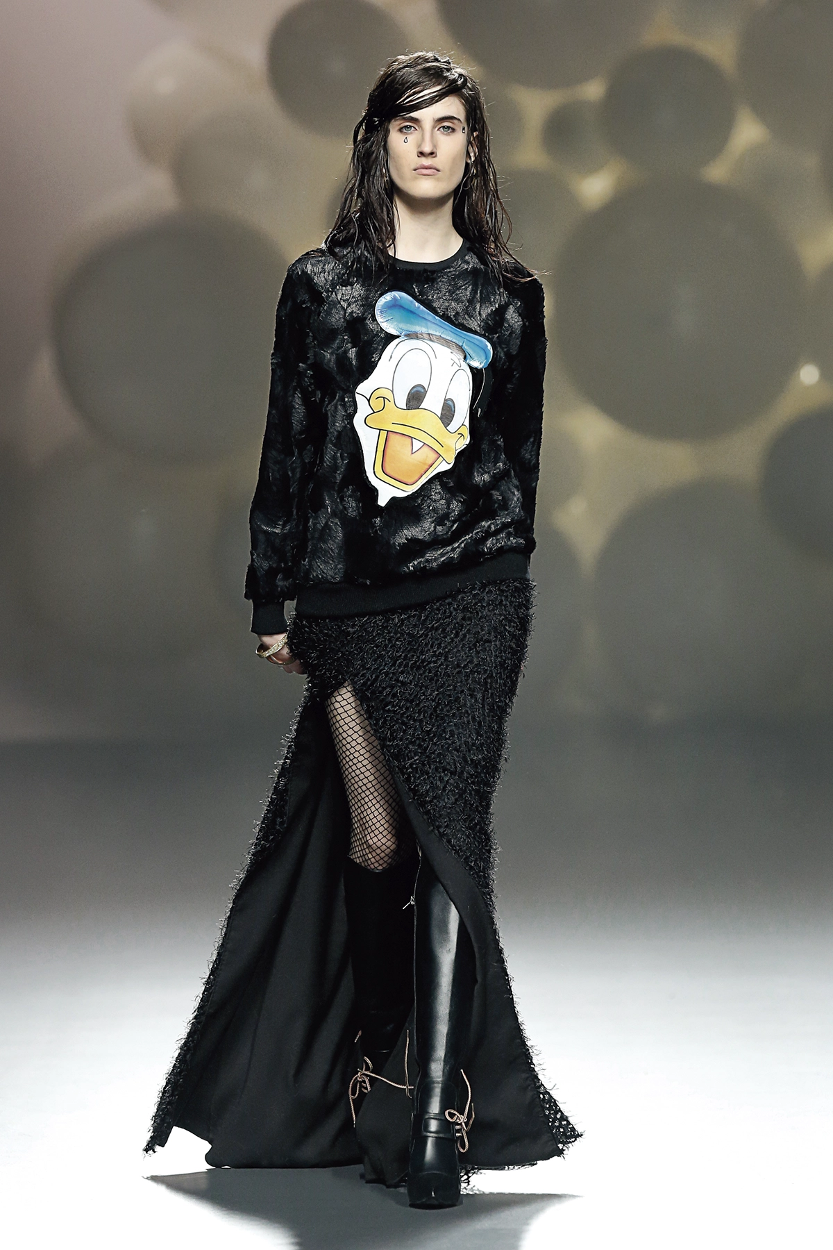 Look 30 de la colección “Antihero”, colección otoño invierno 2016-17 de la diseñadora de moda Ana Locking en la Mercedes Benz Fashion Week de Madrid.