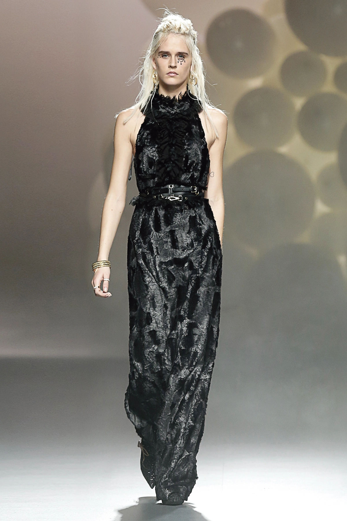 Look 33 de la colección “Antihero”, colección otoño invierno 2016-17 de la diseñadora de moda Ana Locking en la Mercedes Benz Fashion Week de Madrid.