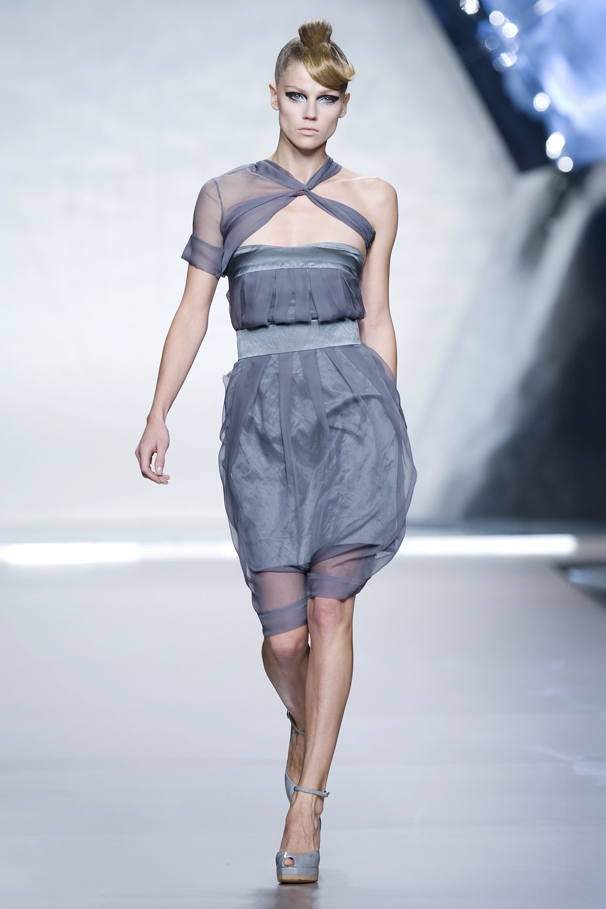 Look 01 de la colección “Arc d´hysterie”, colección primavera verano 2009 de la diseñadora de moda Ana Locking en la Mercedes Benz Fashion Week de Madrid.