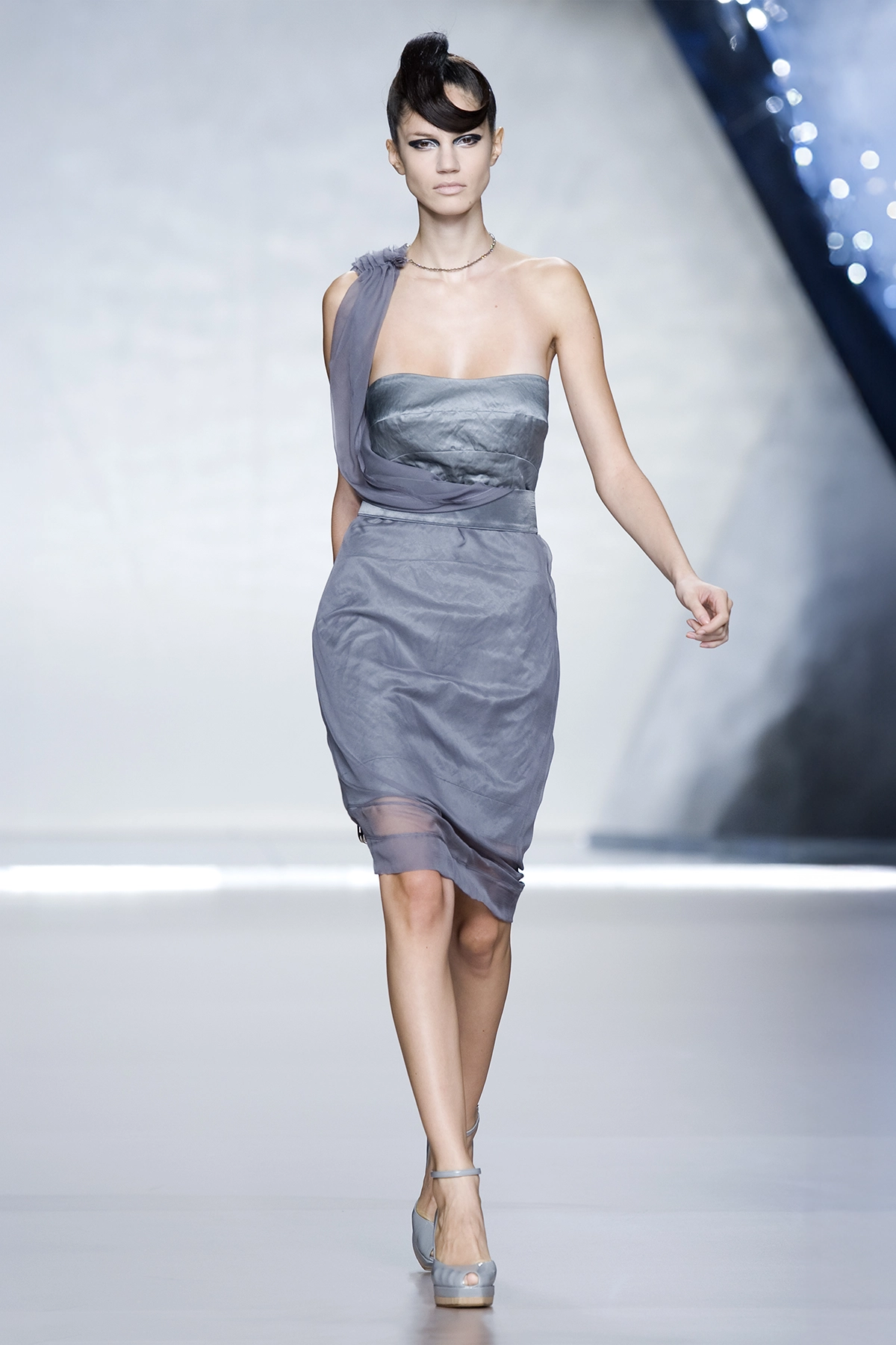 Look 02 de la colección “Arc d´hysterie”, colección primavera verano 2009 de la diseñadora de moda Ana Locking en la Mercedes Benz Fashion Week de Madrid.