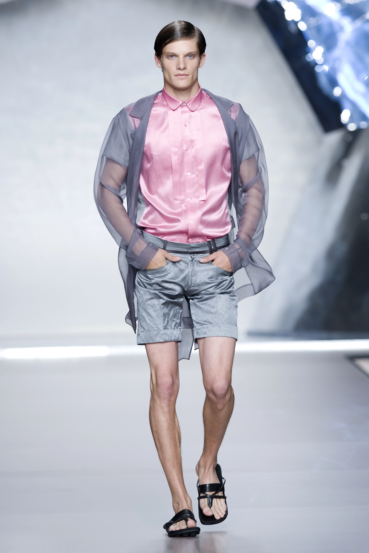 Look 03 de la colección “Arc d´hysterie”, colección primavera verano 2009 de la diseñadora de moda Ana Locking en la Mercedes Benz Fashion Week de Madrid.