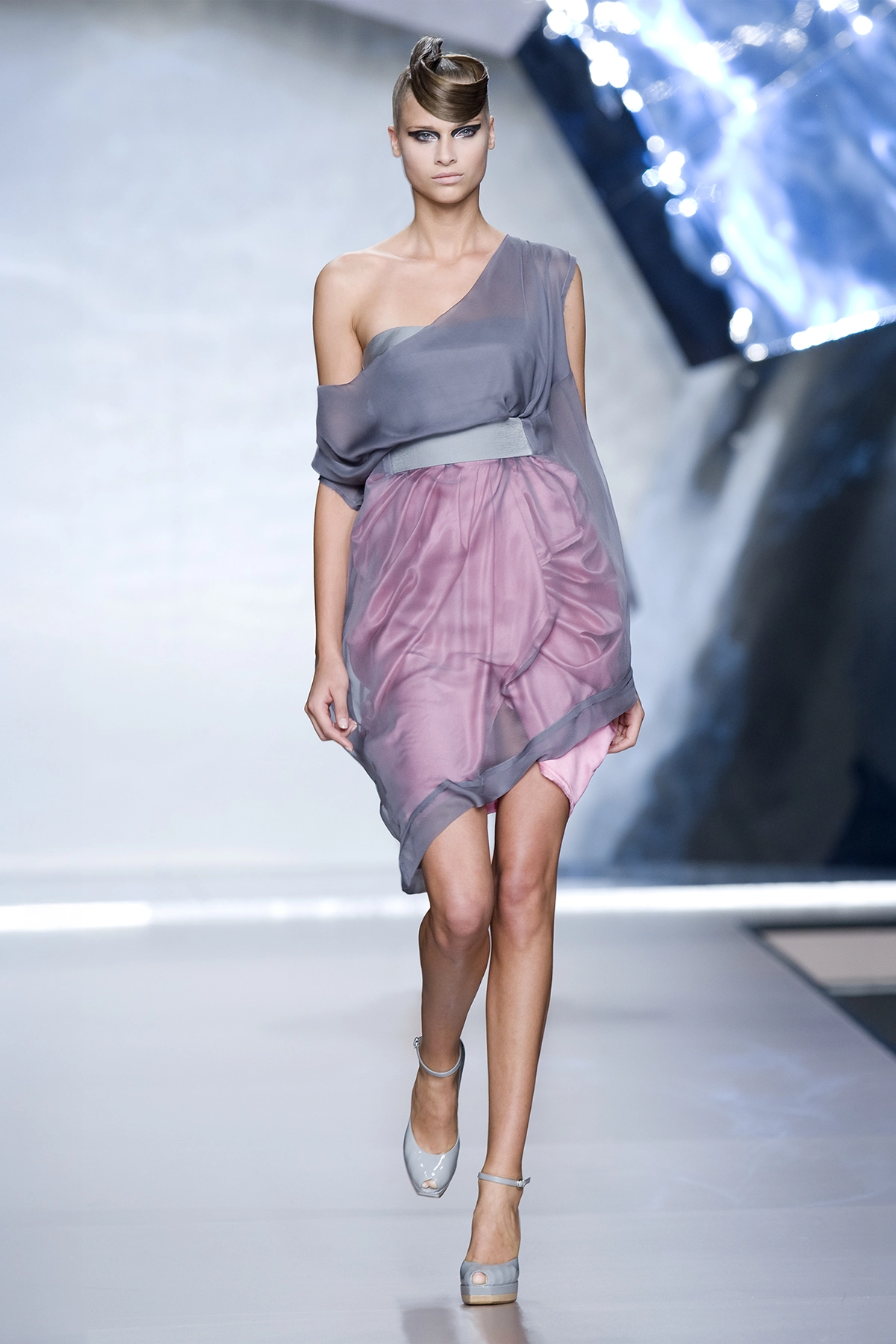 Look 04 de la colección “Arc d´hysterie”, colección primavera verano 2009 de la diseñadora de moda Ana Locking en la Mercedes Benz Fashion Week de Madrid.