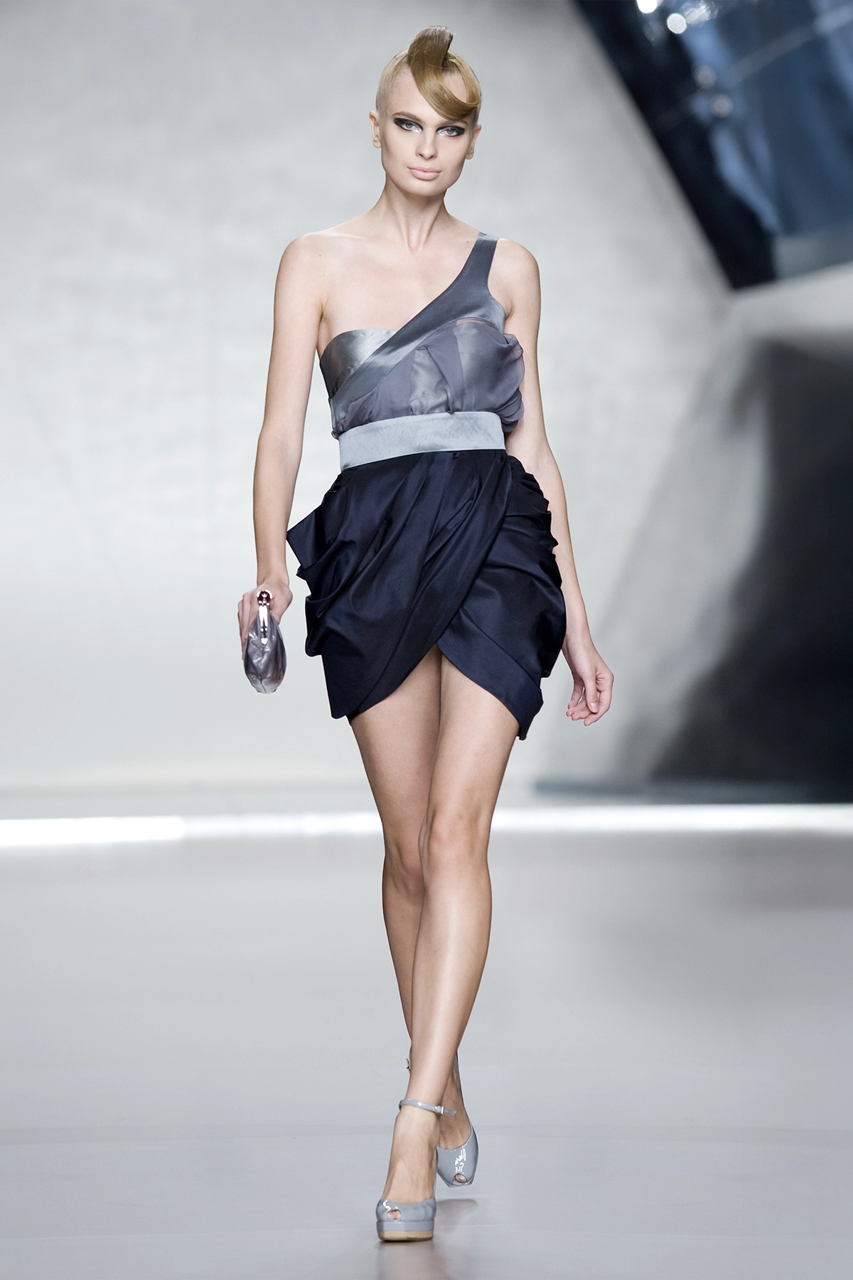 Look 07 de la colección “Arc d´hysterie”, colección primavera verano 2009 de la diseñadora de moda Ana Locking en la Mercedes Benz Fashion Week de Madrid.