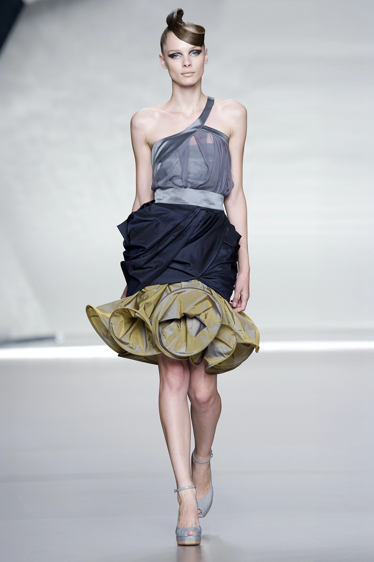 Look 08 de la colección “Arc d´hysterie”, colección primavera verano 2009 de la diseñadora de moda Ana Locking en la Mercedes Benz Fashion Week de Madrid.