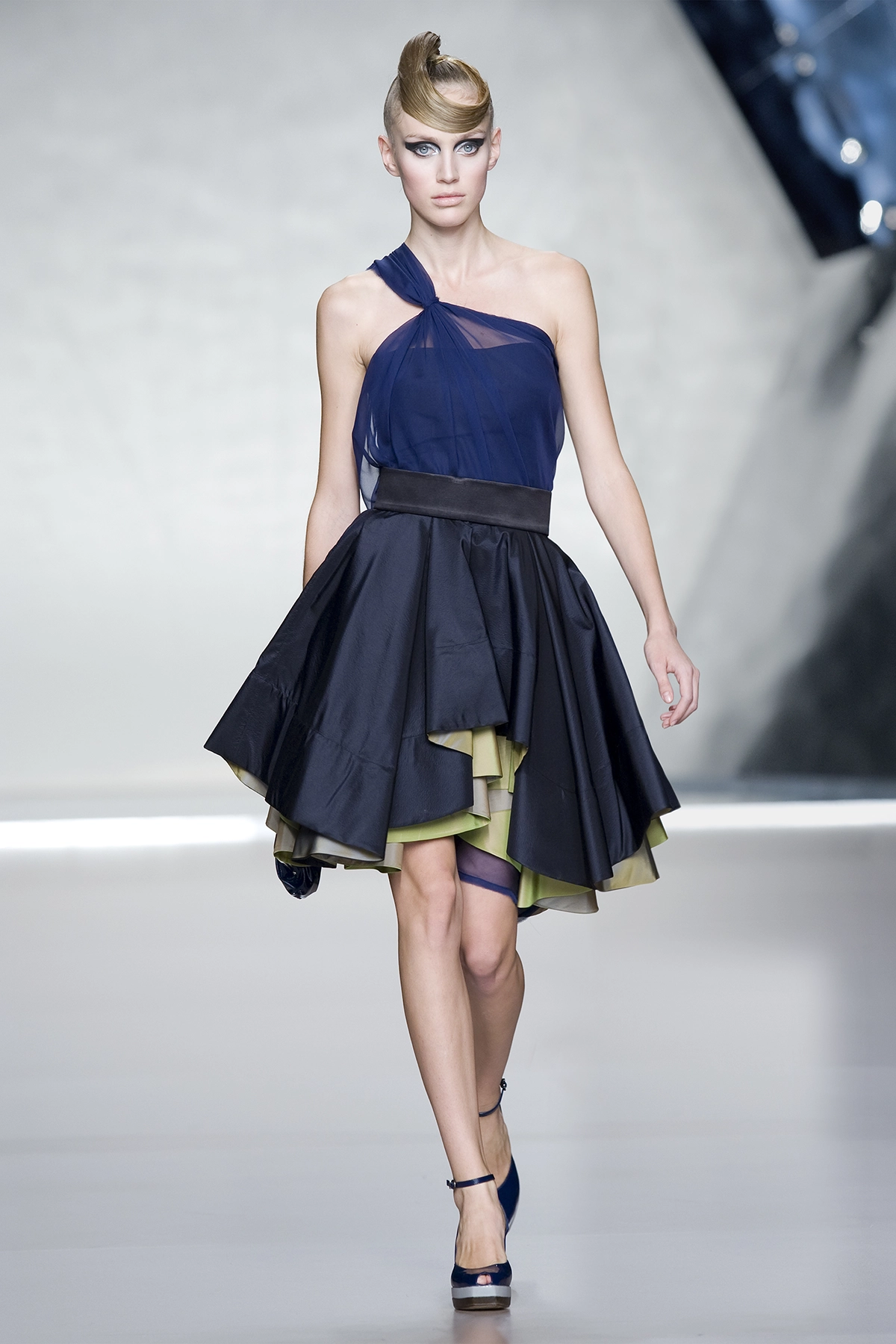 Look 10 de la colección “Arc d´hysterie”, colección primavera verano 2009 de la diseñadora de moda Ana Locking en la Mercedes Benz Fashion Week de Madrid.