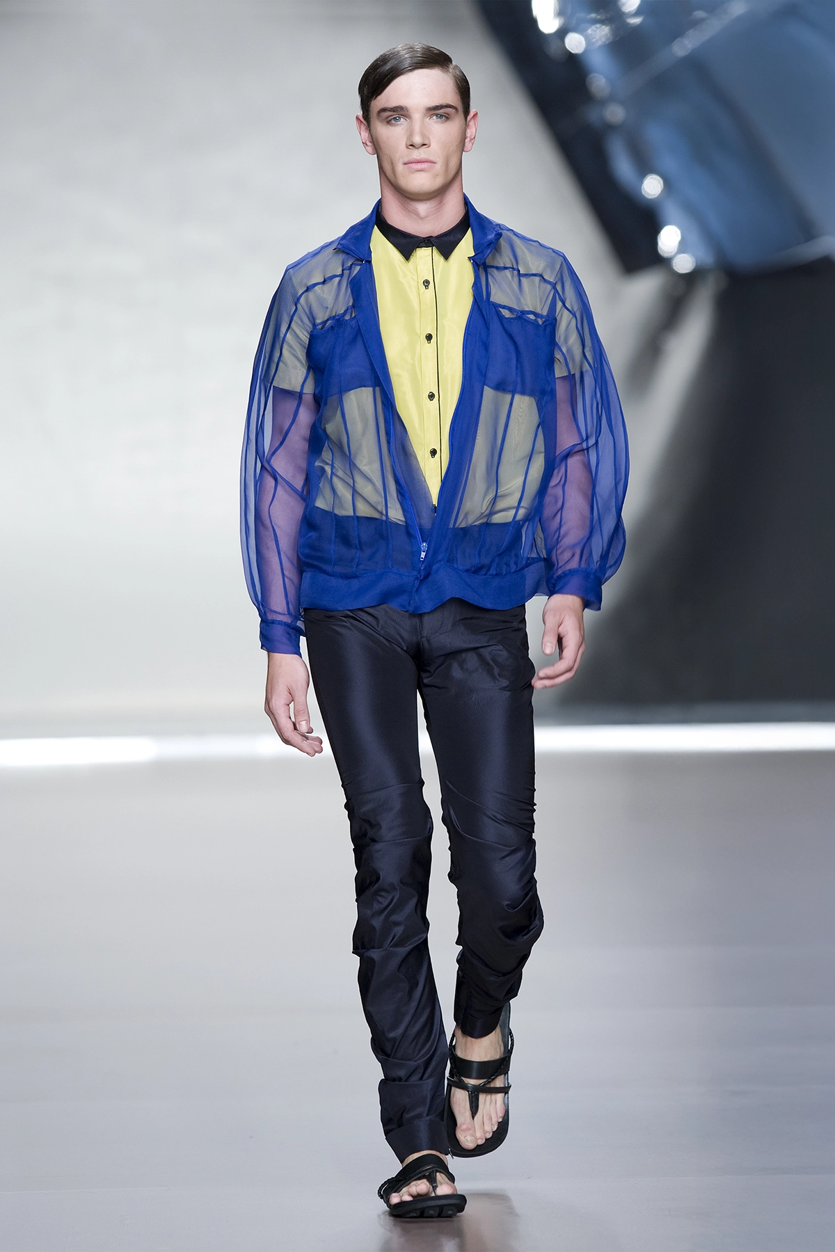 Look 11 de la colección “Arc d´hysterie”, colección primavera verano 2009 de la diseñadora de moda Ana Locking en la Mercedes Benz Fashion Week de Madrid.