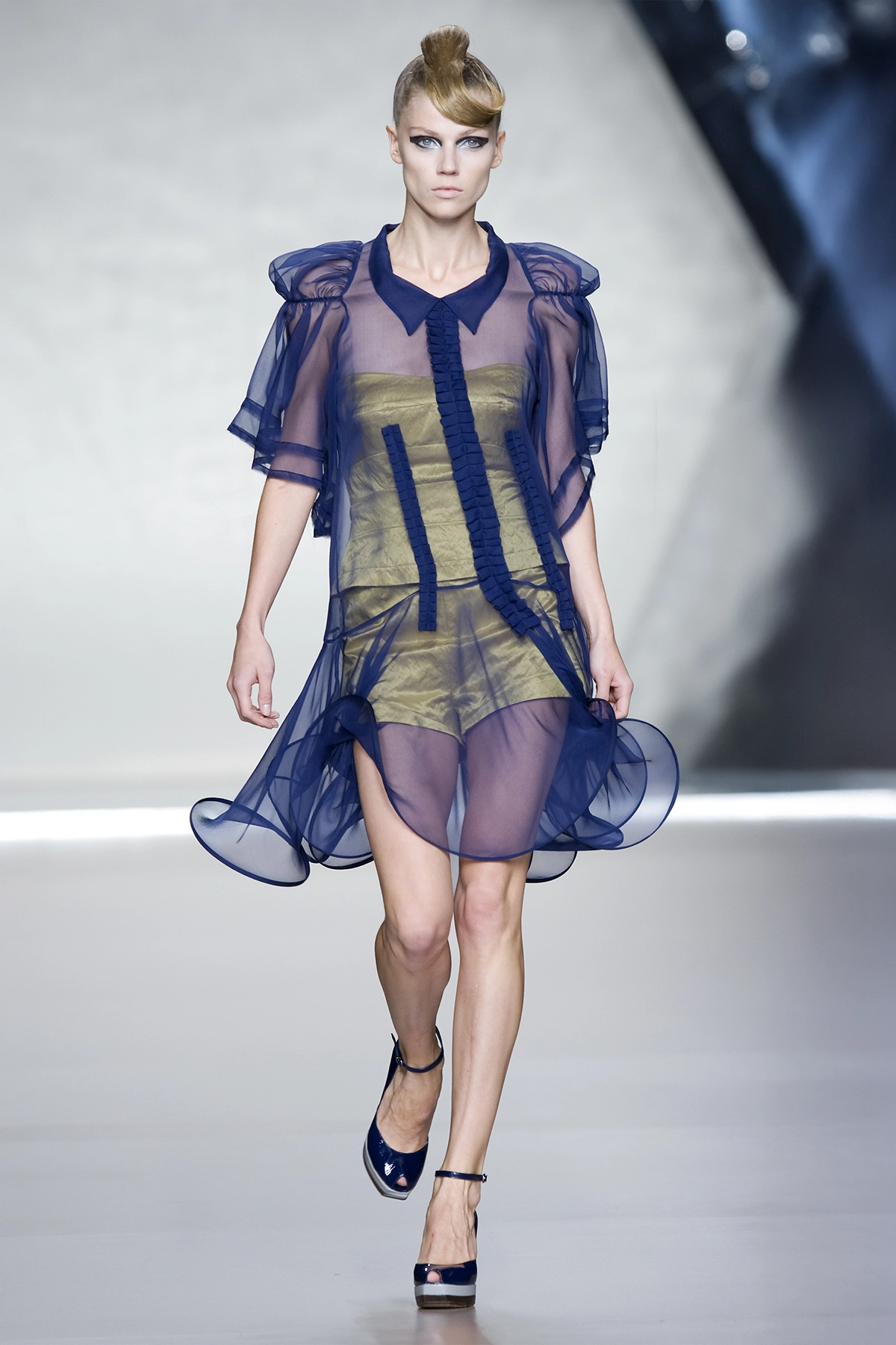 Look 12 de la colección “Arc d´hysterie”, colección primavera verano 2009 de la diseñadora de moda Ana Locking en la Mercedes Benz Fashion Week de Madrid.