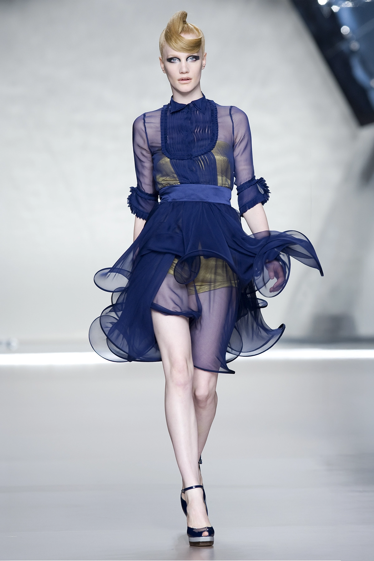 Look 13 de la colección “Arc d´hysterie”, colección primavera verano 2009 de la diseñadora de moda Ana Locking en la Mercedes Benz Fashion Week de Madrid.