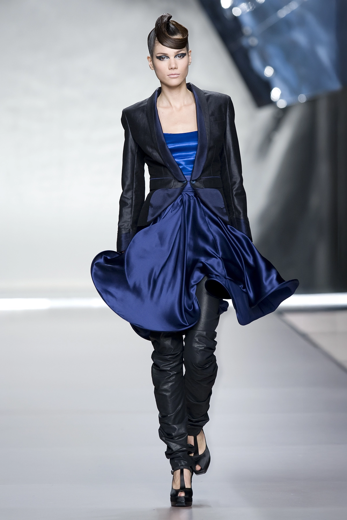 Look 15 de la colección “Arc d´hysterie”, colección primavera verano 2009 de la diseñadora de moda Ana Locking en la Mercedes Benz Fashion Week de Madrid.