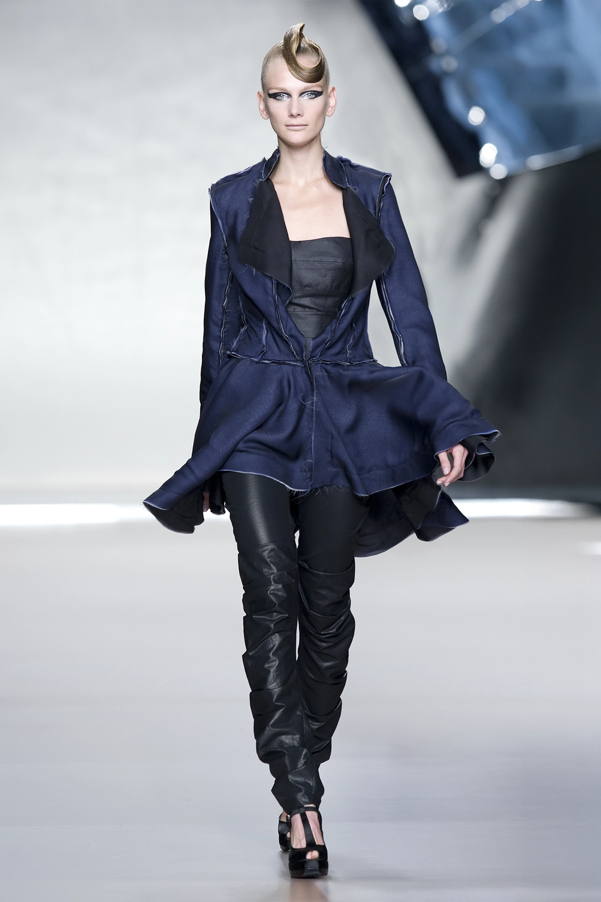 Look 16 de la colección “Arc d´hysterie”, colección primavera verano 2009 de la diseñadora de moda Ana Locking en la Mercedes Benz Fashion Week de Madrid.