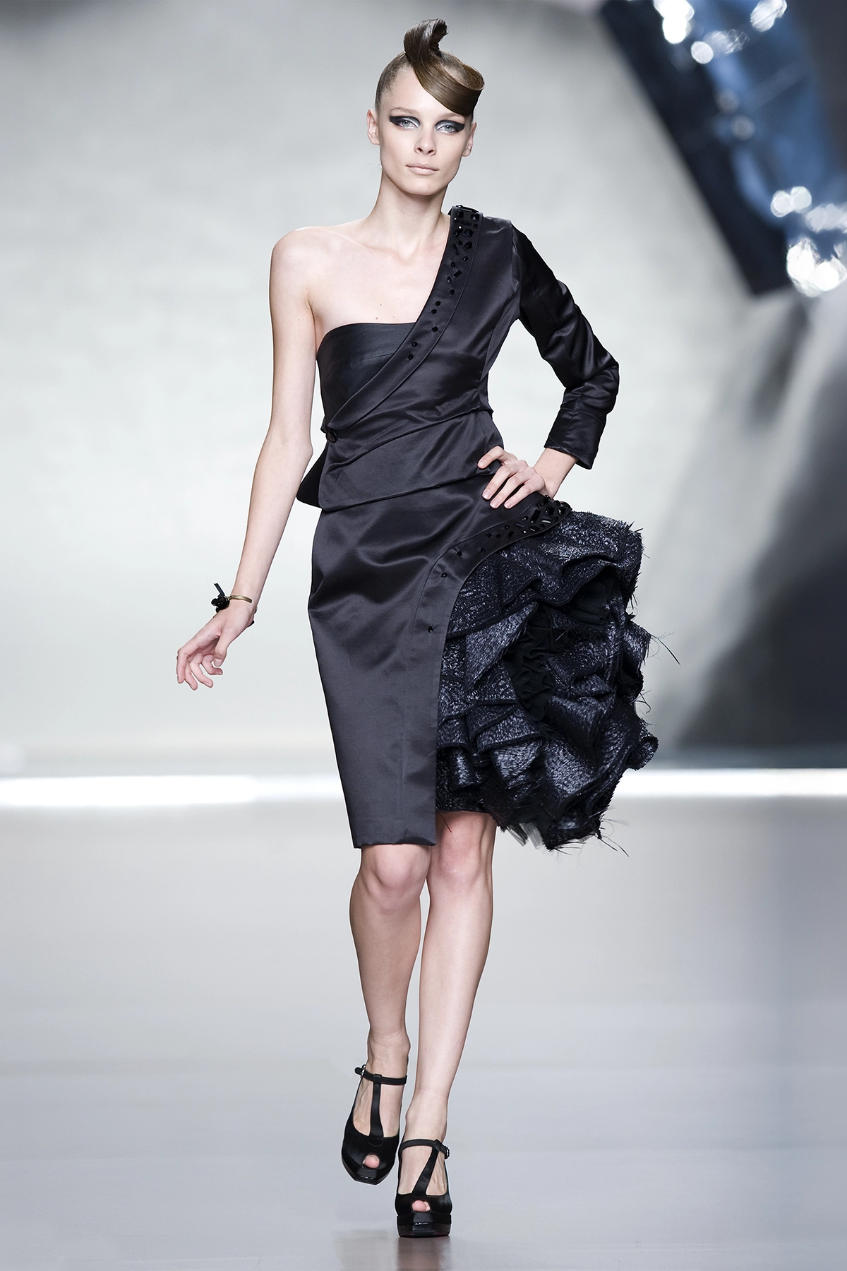 Look 20 de la colección “Arc d´hysterie”, colección primavera verano 2009 de la diseñadora de moda Ana Locking en la Mercedes Benz Fashion Week de Madrid.