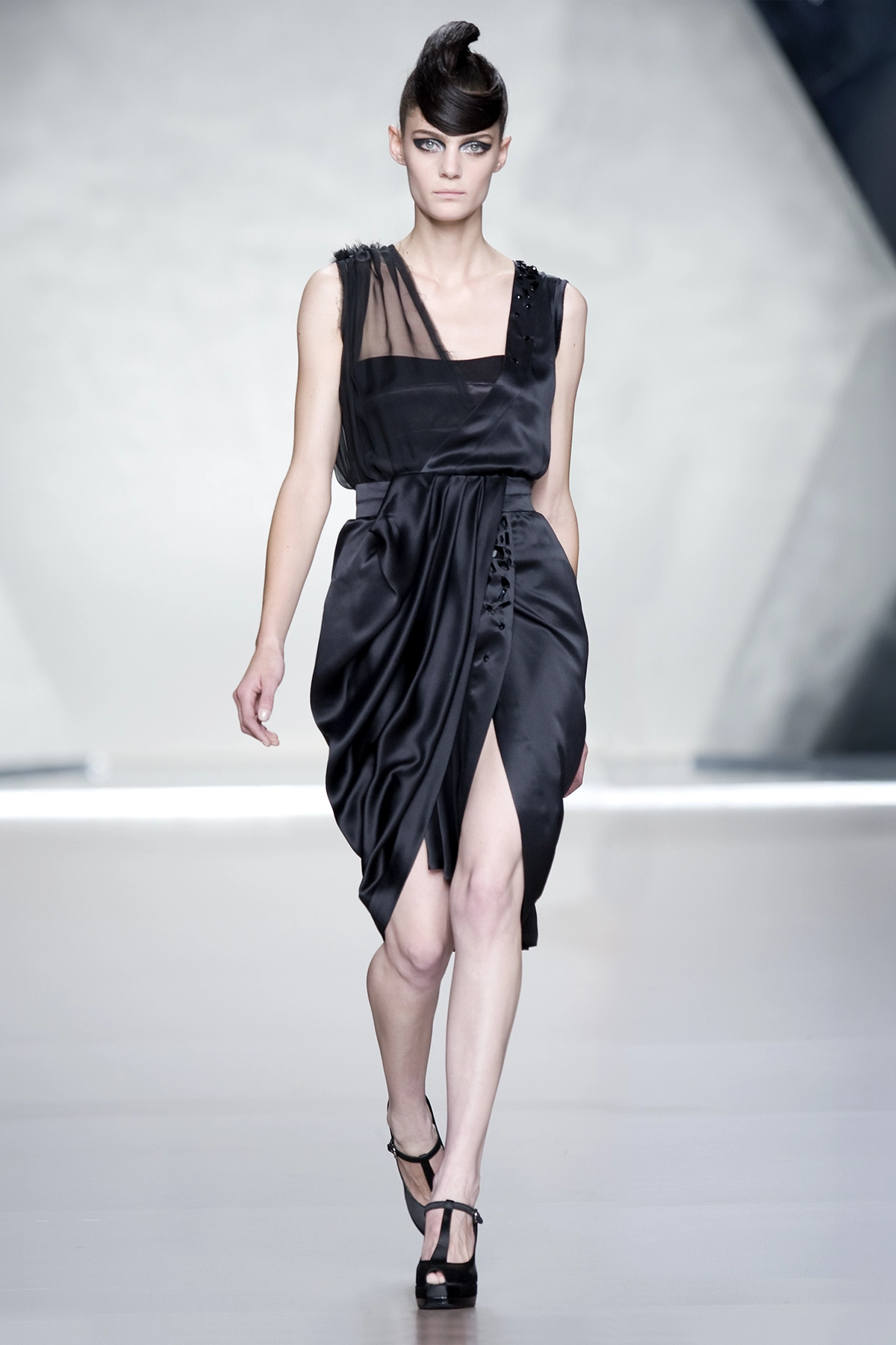 Look 22 de la colección “Arc d´hysterie”, colección primavera verano 2009 de la diseñadora de moda Ana Locking en la Mercedes Benz Fashion Week de Madrid.