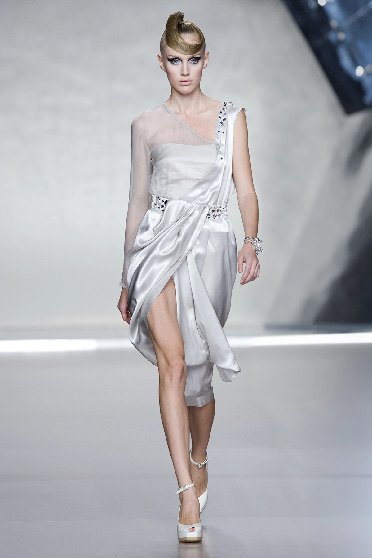 Look 24 de la colección “Arc d´hysterie”, colección primavera verano 2009 de la diseñadora de moda Ana Locking en la Mercedes Benz Fashion Week de Madrid.