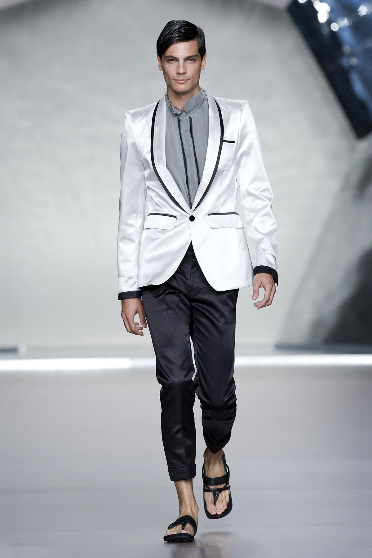 Look 25 de la colección “Arc d´hysterie”, colección primavera verano 2009 de la diseñadora de moda Ana Locking en la Mercedes Benz Fashion Week de Madrid.