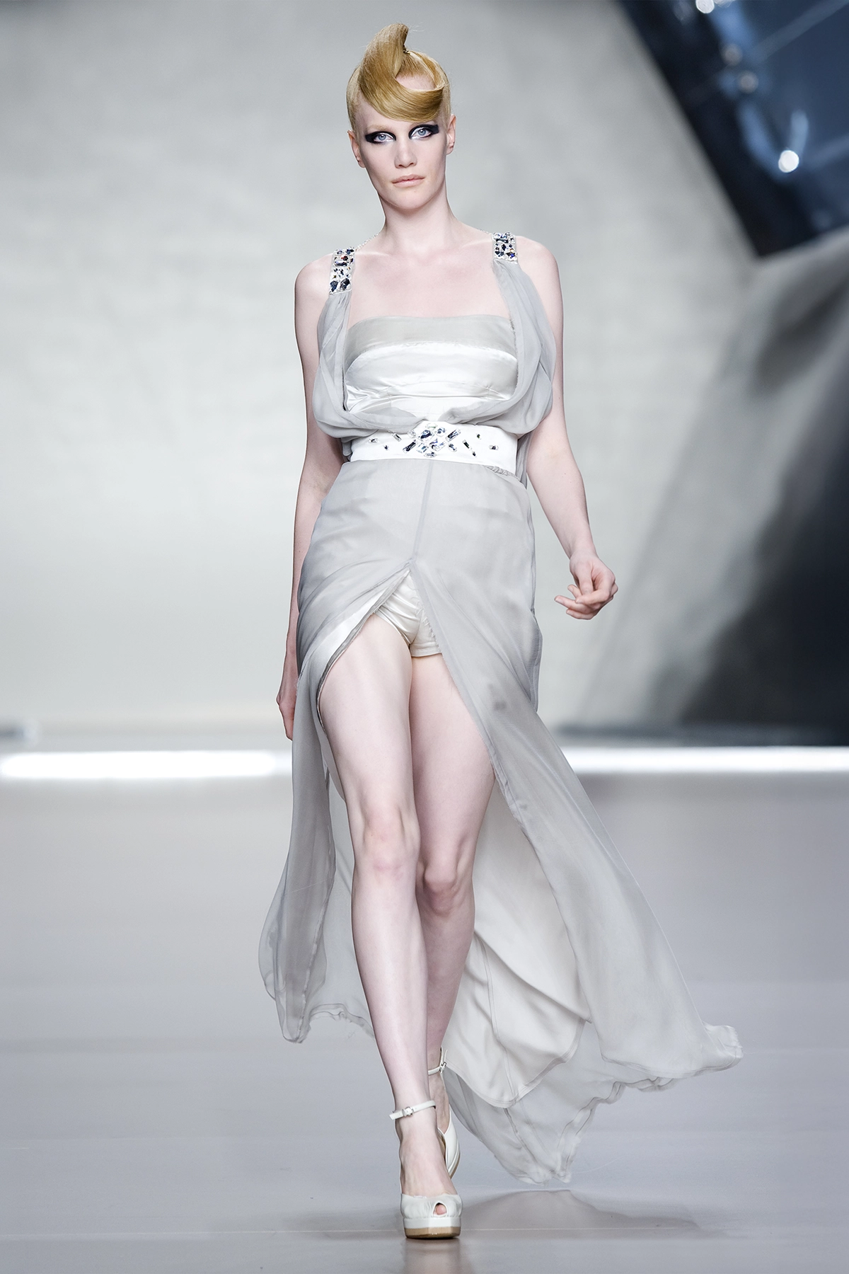 Look 26 de la colección “Arc d´hysterie”, colección primavera verano 2009 de la diseñadora de moda Ana Locking en la Mercedes Benz Fashion Week de Madrid.