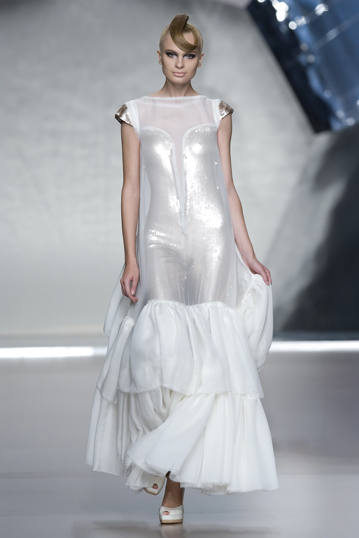 Look 32 de la colección “Arc d´hysterie”, colección primavera verano 2009 de la diseñadora de moda Ana Locking en la Mercedes Benz Fashion Week de Madrid.