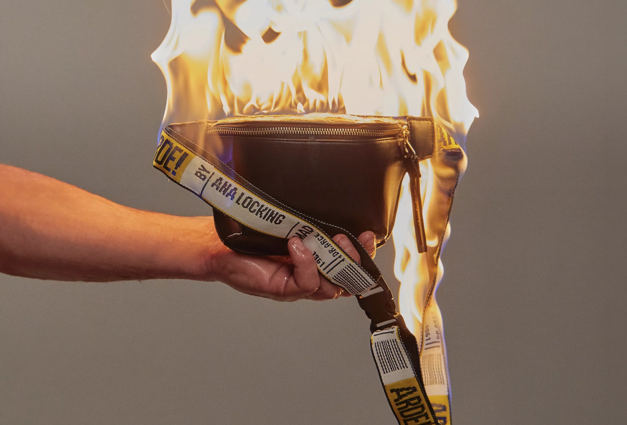 Colección cápsula en edición limitada creada por Ana Locking junto a sus creadores Paco León y Anna R. Costa para la serie ARDE MADRID de MOVISTAR+