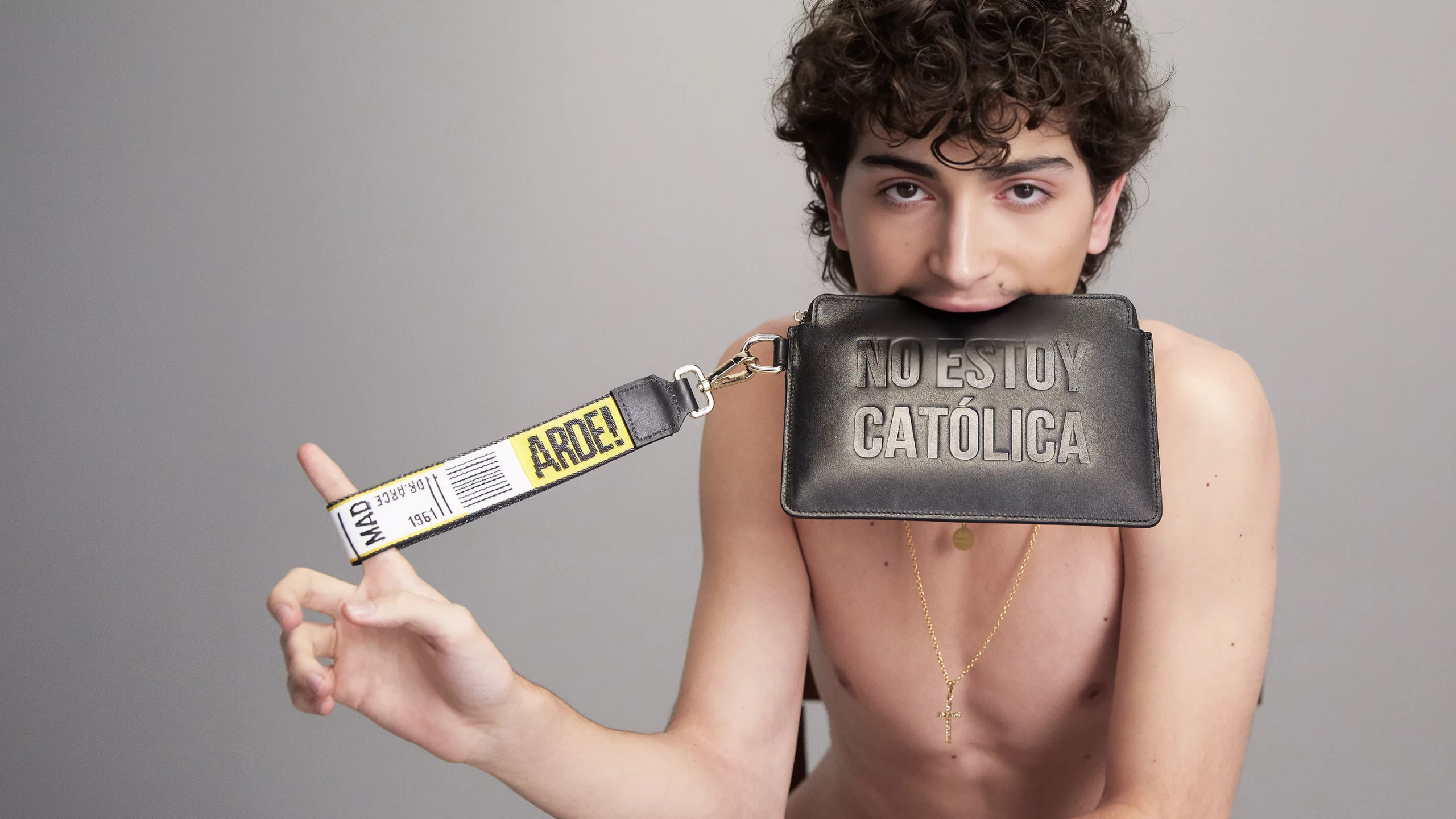 Colección cápsula en edición limitada creada por Ana Locking junto a sus creadores Paco León y Anna R. Costa para la serie ARDE MADRID de MOVISTAR+