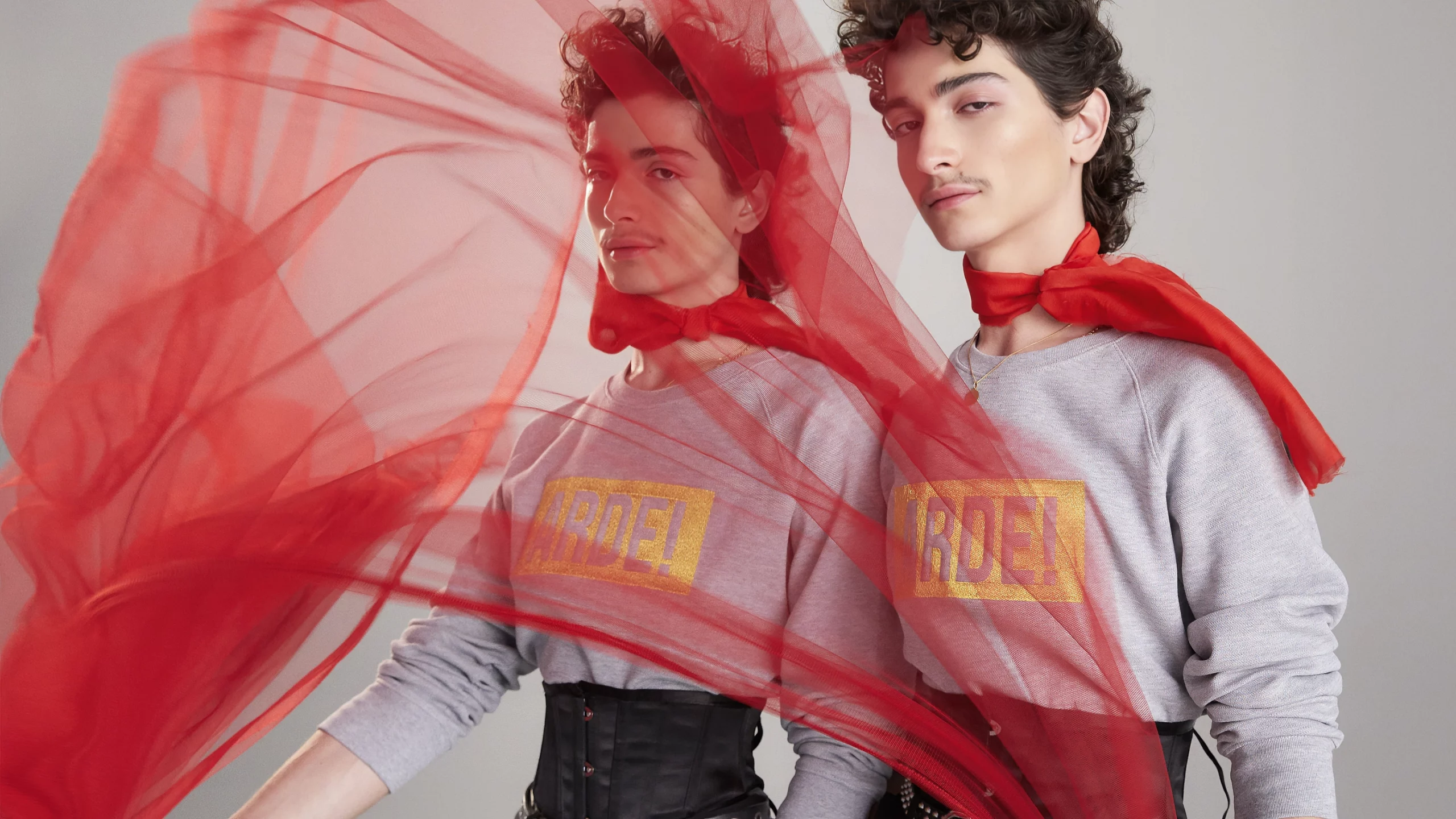 Colección cápsula en edición limitada creada por Ana Locking junto a sus creadores Paco León y Anna R. Costa para la serie ARDE MADRID de MOVISTAR+