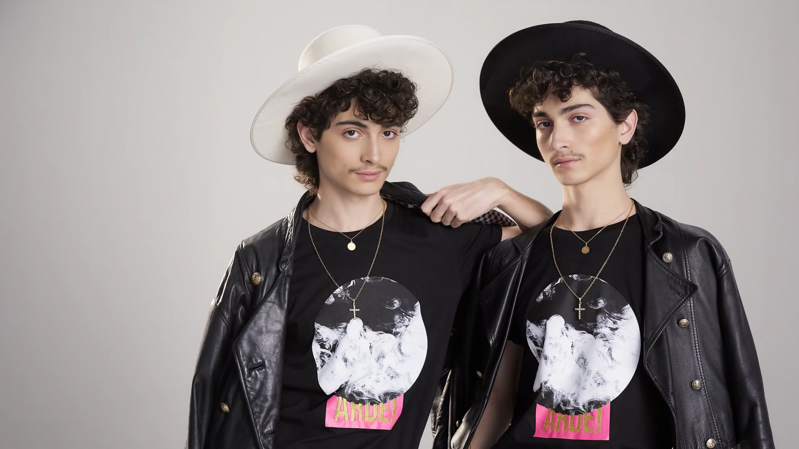 Colección cápsula en edición limitada creada por Ana Locking junto a sus creadores Paco León y Anna R. Costa para la serie ARDE MADRID de MOVISTAR+