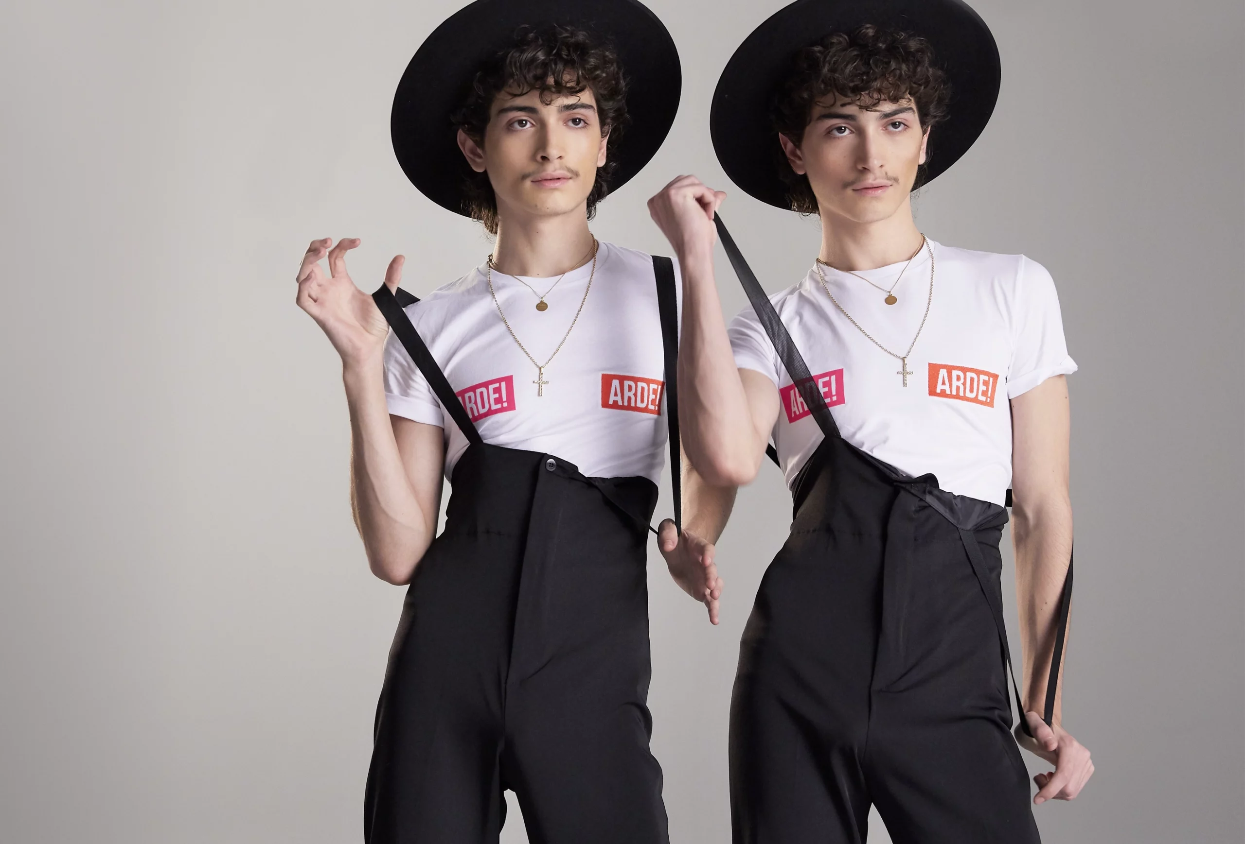 Colección cápsula en edición limitada creada por Ana Locking junto a sus creadores Paco León y Anna R. Costa para la serie ARDE MADRID de MOVISTAR+