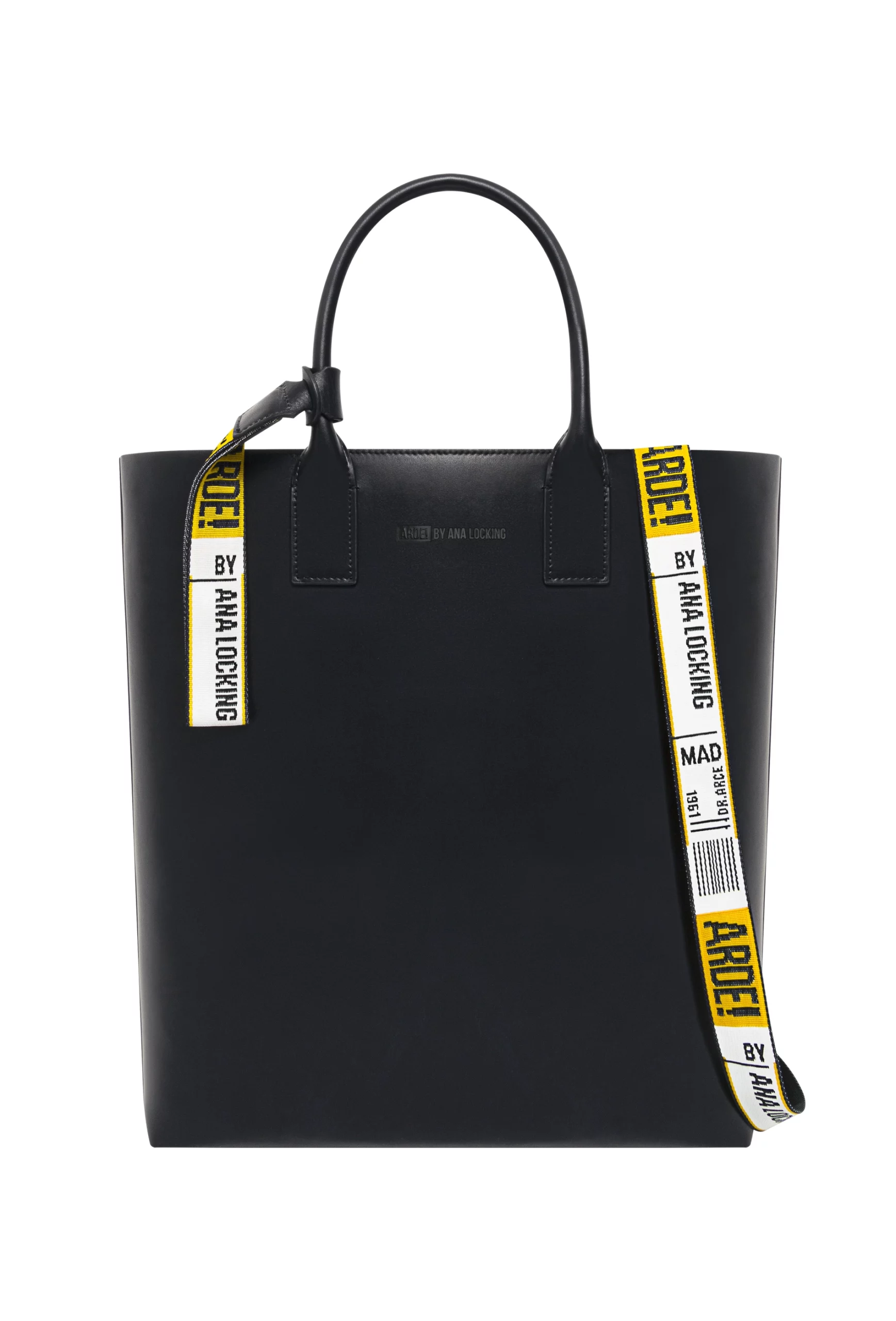 Bolso perteneciente a la colección cápsula en edición limitada creada por Ana Locking junto a sus creadores Paco León y Anna R. Costa para la serie ARDE MADRID de MOVISTAR+