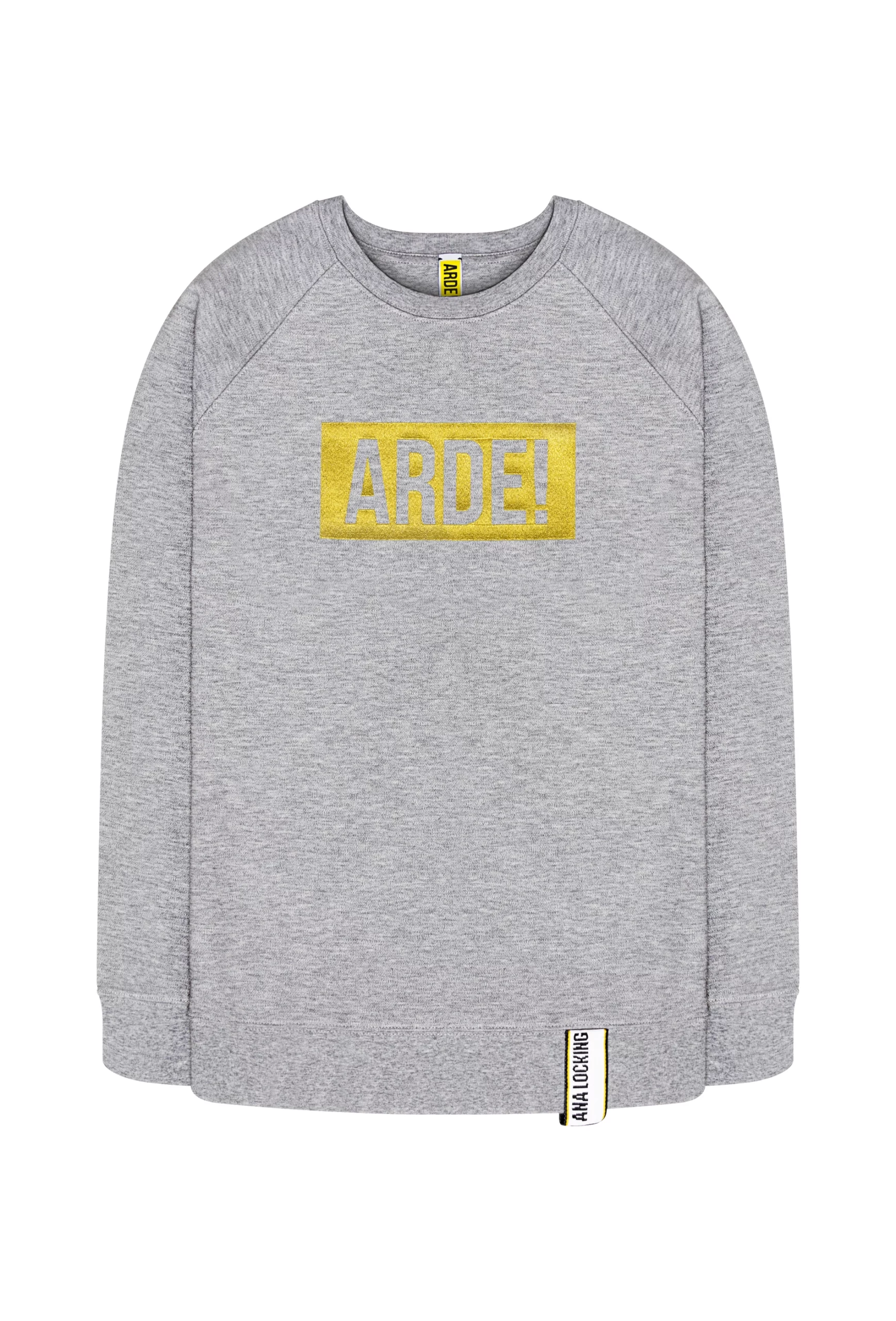 Sudadera perteneciente a la colección cápsula en edición limitada creada por Ana Locking junto a sus creadores Paco León y Anna R. Costa para la serie ARDE MADRID de MOVISTAR+