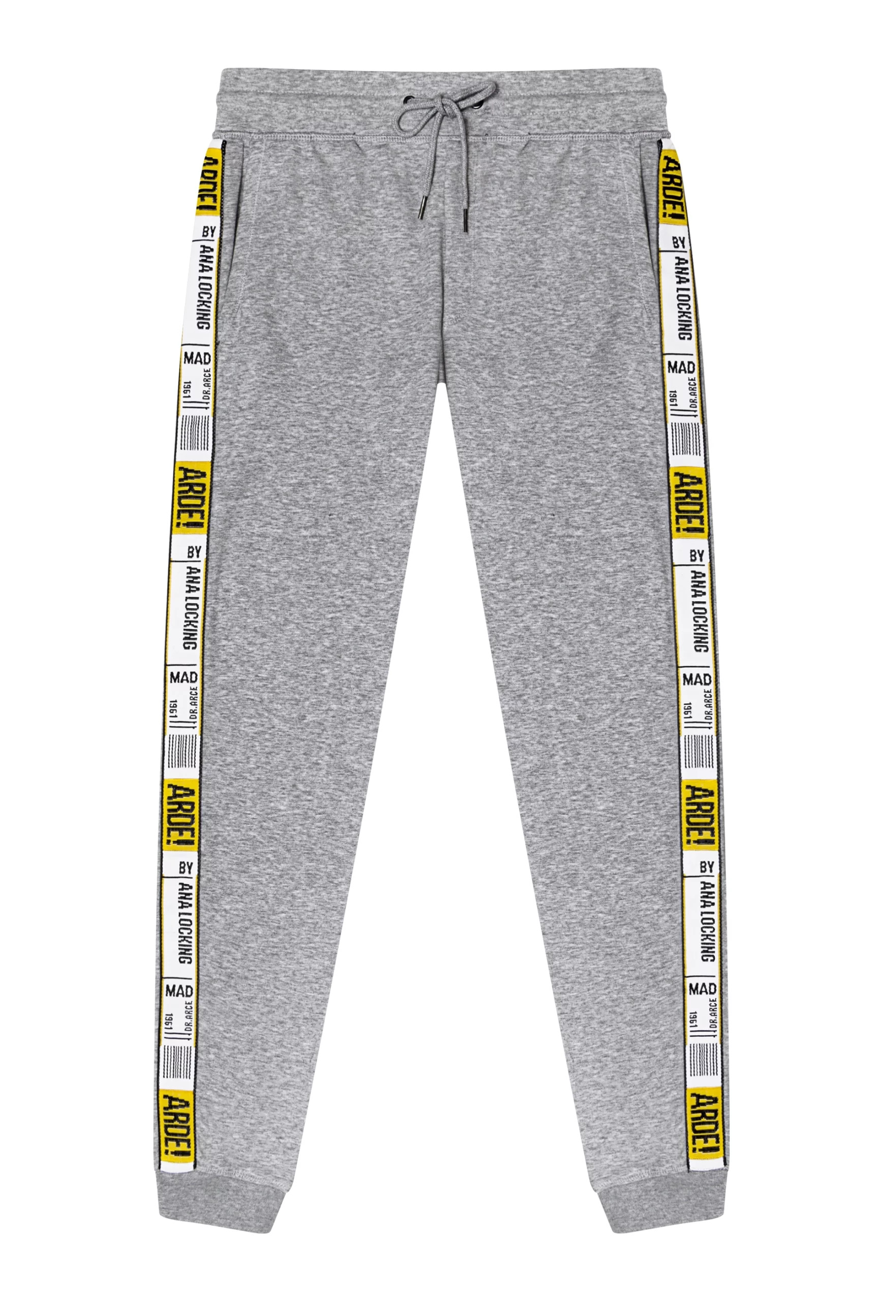 Jogging perteneciente a la colección cápsula en edición limitada creada por Ana Locking junto a sus creadores Paco León y Anna R. Costa para la serie ARDE MADRID de MOVISTAR+