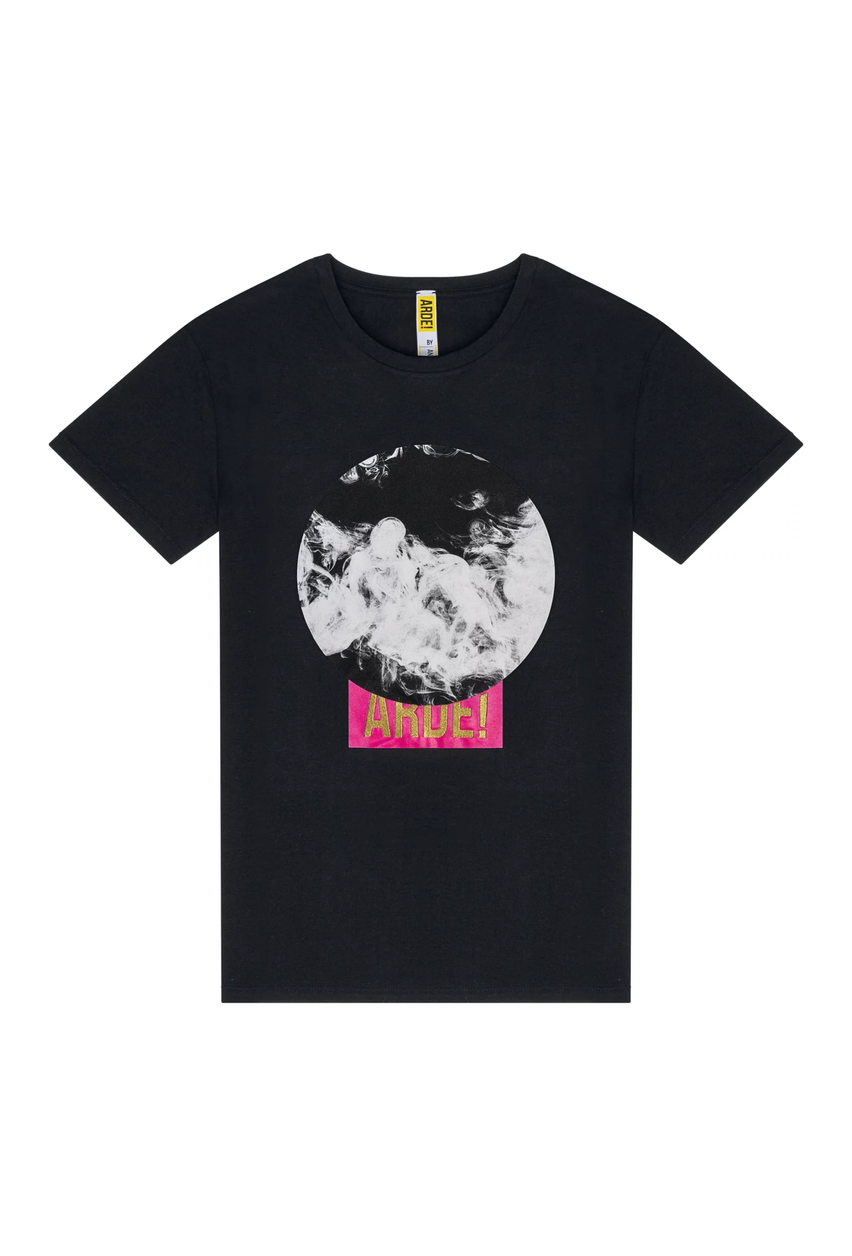 Camiseta perteneciente a la colección cápsula en edición limitada creada por Ana Locking junto a sus creadores Paco León y Anna R. Costa para la serie ARDE MADRID de MOVISTAR+