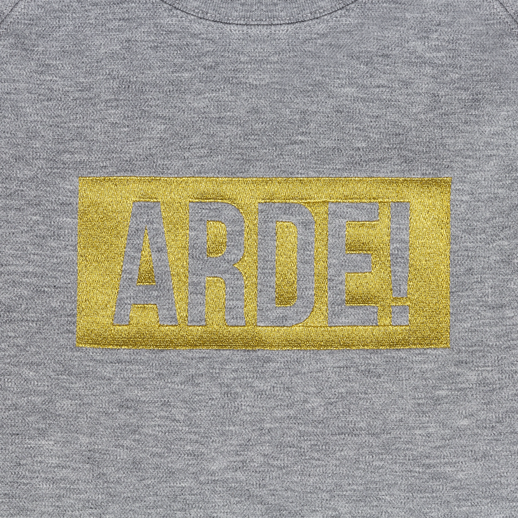 Colección cápsula en edición limitada creada por Ana Locking junto a sus creadores Paco León y Anna R. Costa para la serie ARDE MADRID de MOVISTAR+