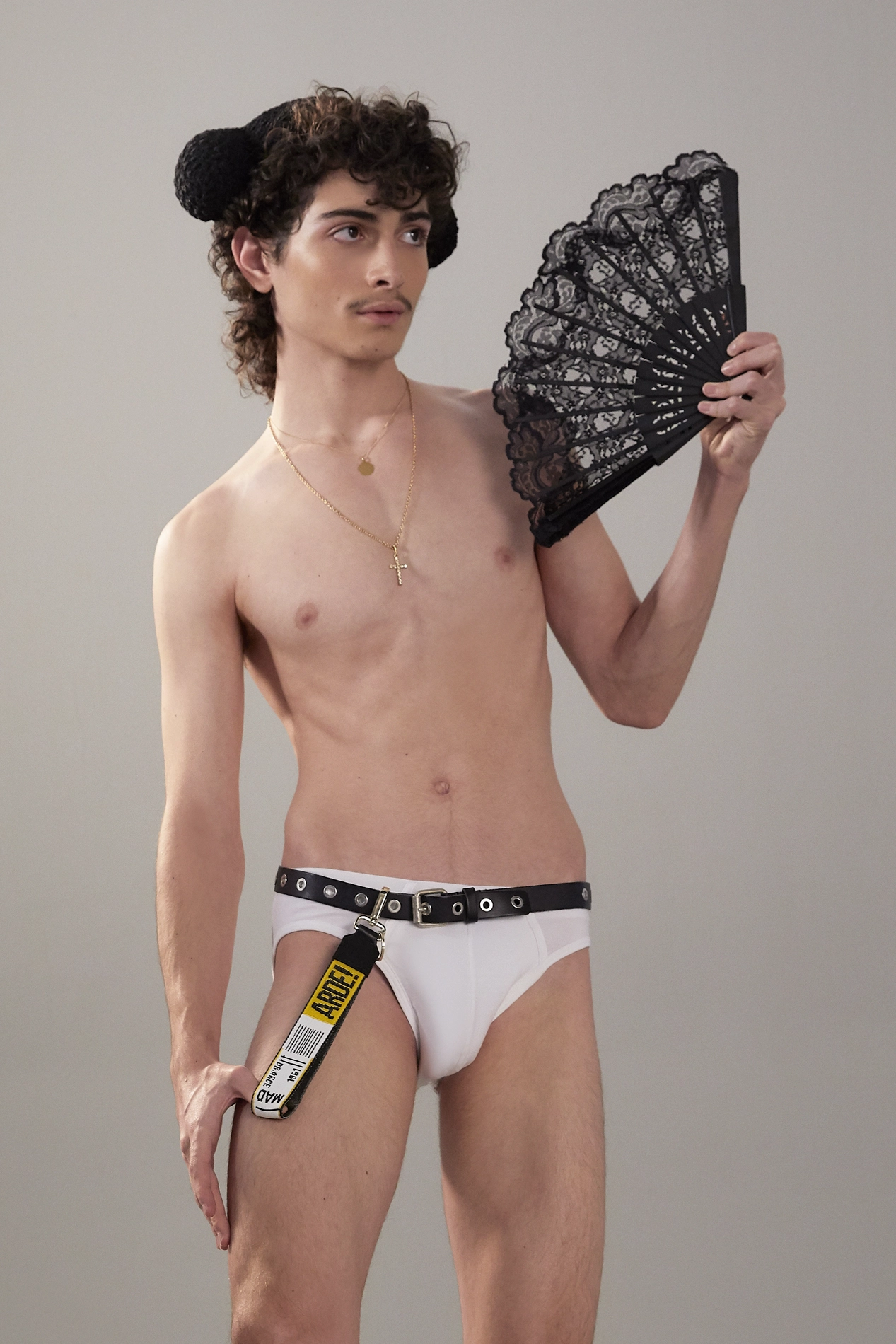 Colección cápsula en edición limitada creada por Ana Locking junto a sus creadores Paco León y Anna R. Costa para la serie ARDE MADRID de MOVISTAR+