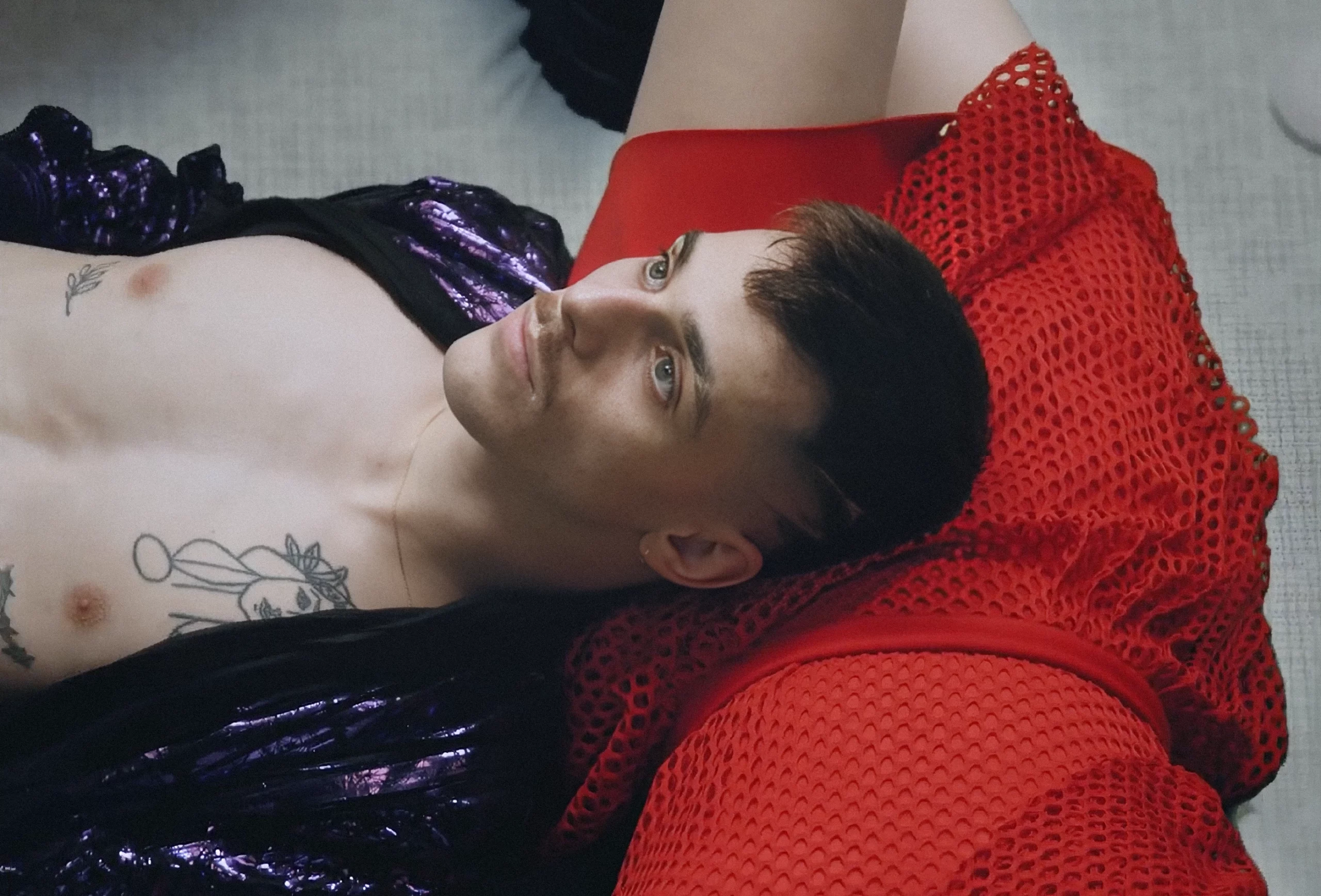 Frame del videoclip “Be a rebel” de New Order. Looks de las colecciones 