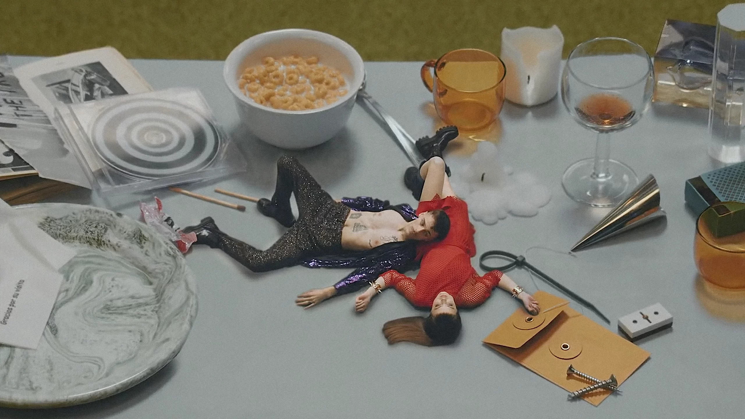 Frame del videoclip “Be a rebel” de New Order. Looks de las colecciones 