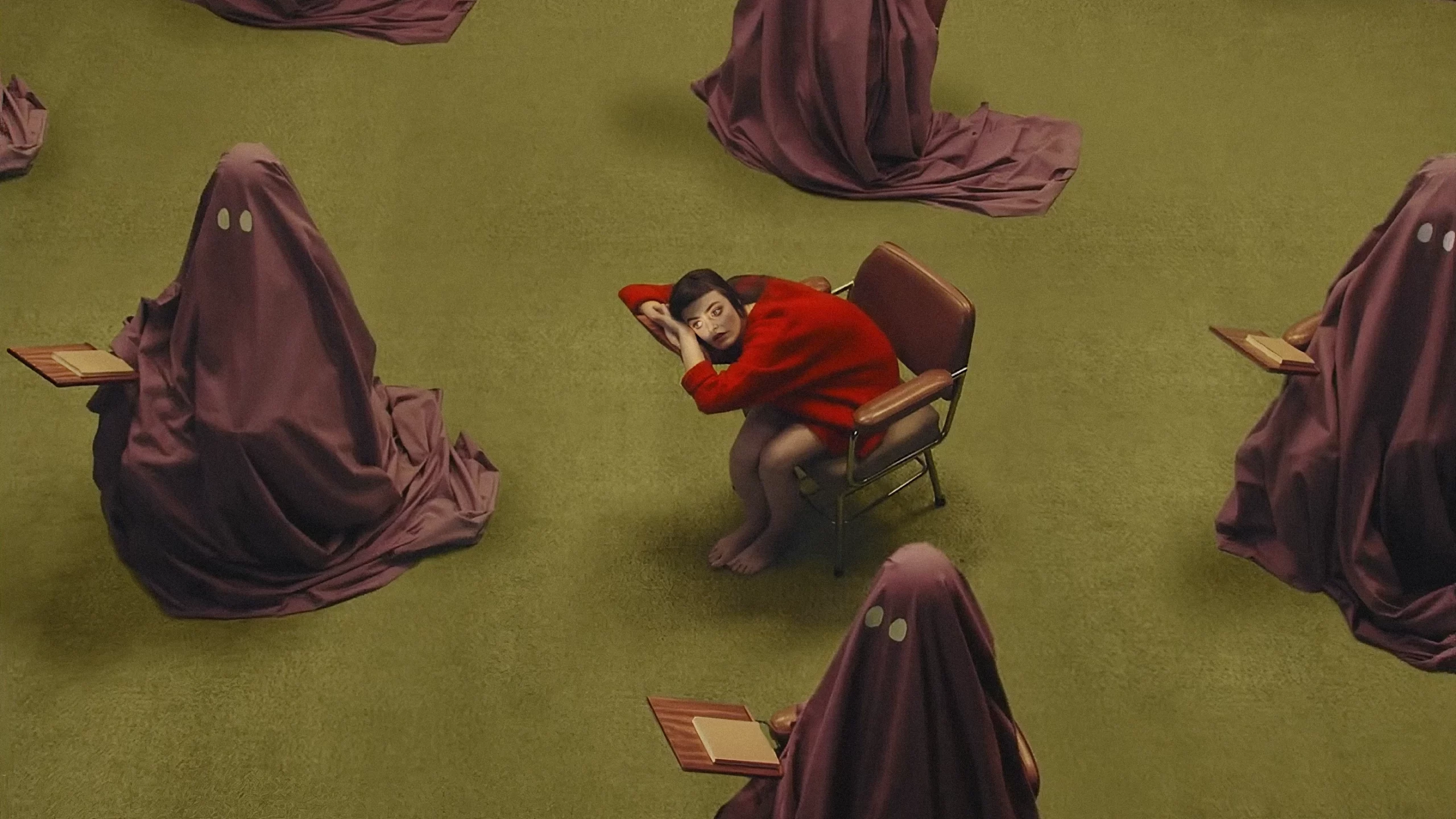 Frame del videoclip “Be a rebel” de New Order. Looks de las colecciones 