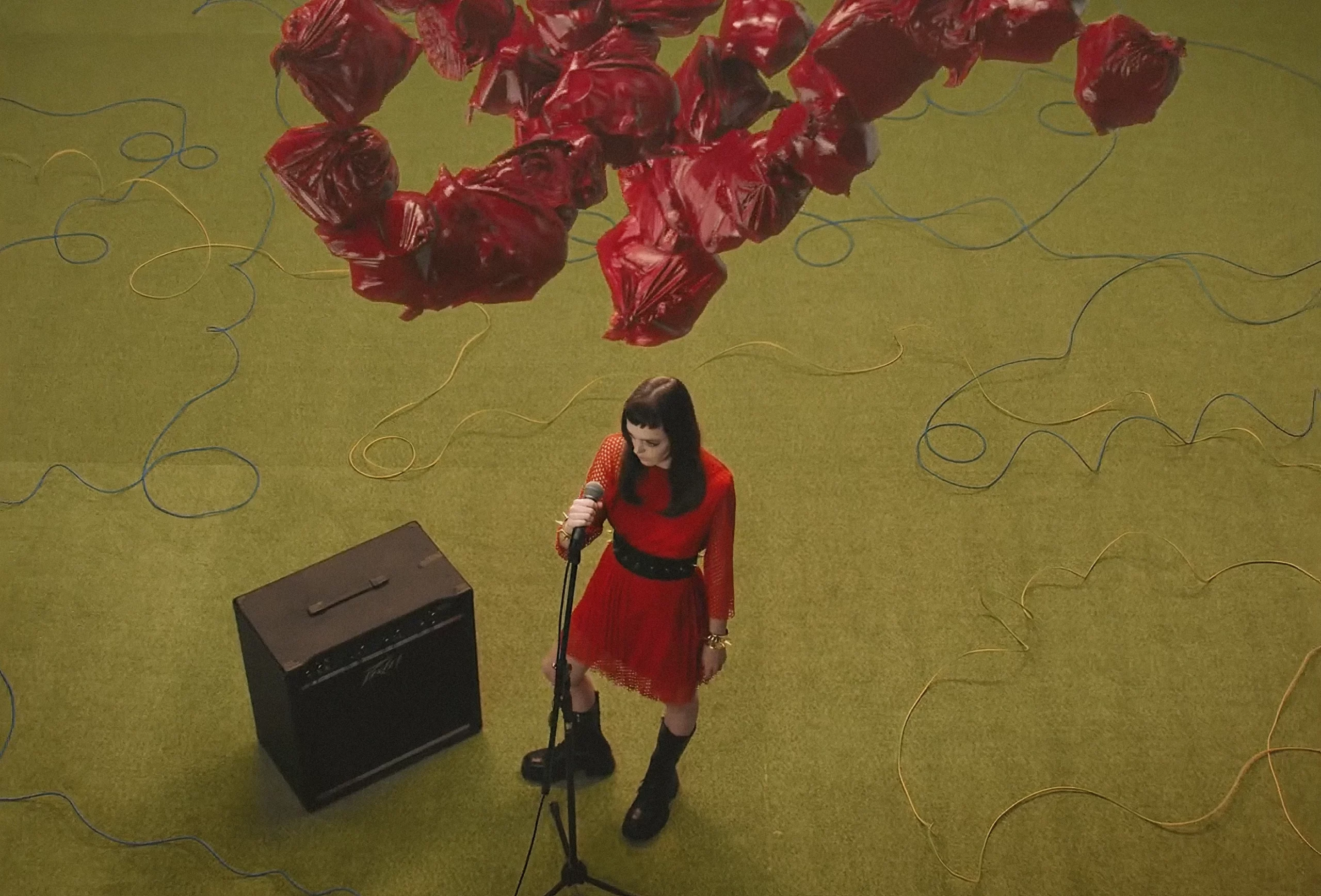 Frame del videoclip “Be a rebel” de New Order. Looks de las colecciones 