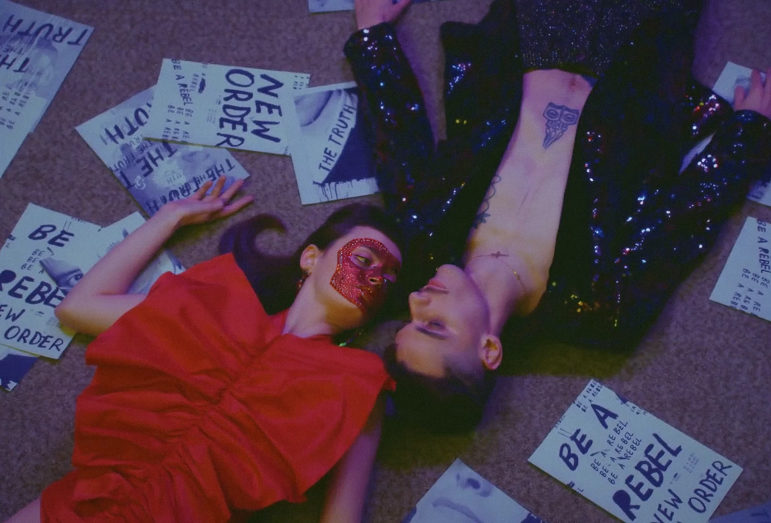 Frame del videoclip “Be a rebel” de New Order. Looks de las colecciones 