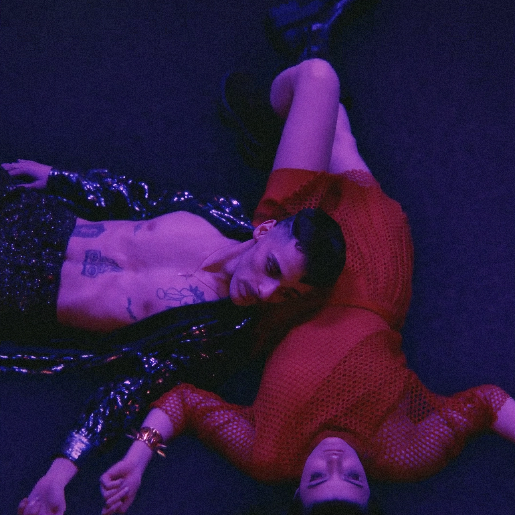 Frame del videoclip “Be a rebel” de New Order. Looks de las colecciones 