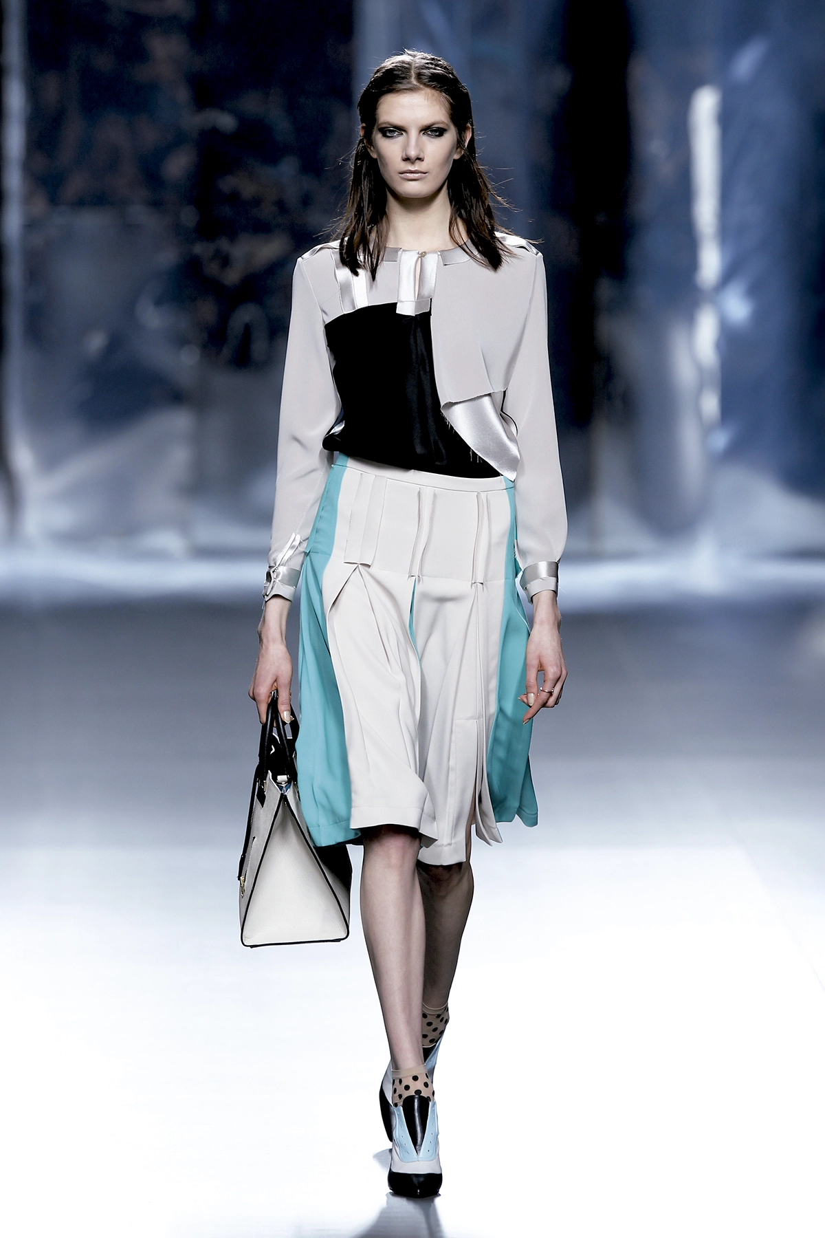 Look 02 de la colección “Doppelgänger”, colección otoño invierno 2015-16 de la diseñadora de moda Ana Locking en la Mercedes Benz Fashion Week de Madrid..