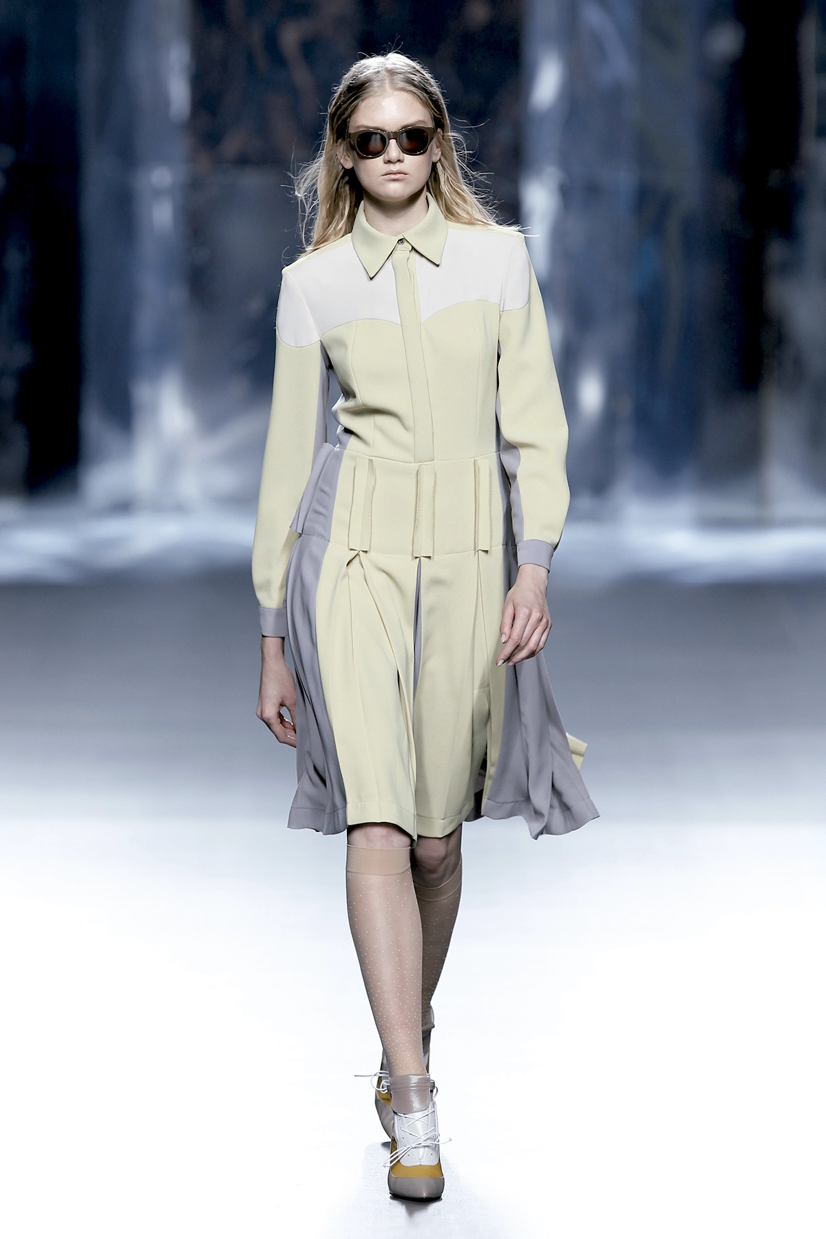 Look 05 de la colección “Doppelgänger”, colección otoño invierno 2015-16 de la diseñadora de moda Ana Locking en la Mercedes Benz Fashion Week de Madrid..