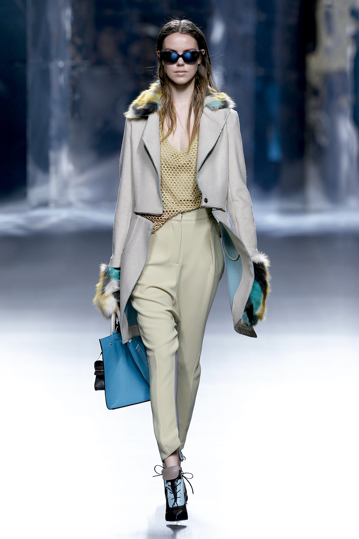 Look 06 de la colección “Doppelgänger”, colección otoño invierno 2015-16 de la diseñadora de moda Ana Locking en la Mercedes Benz Fashion Week de Madrid..