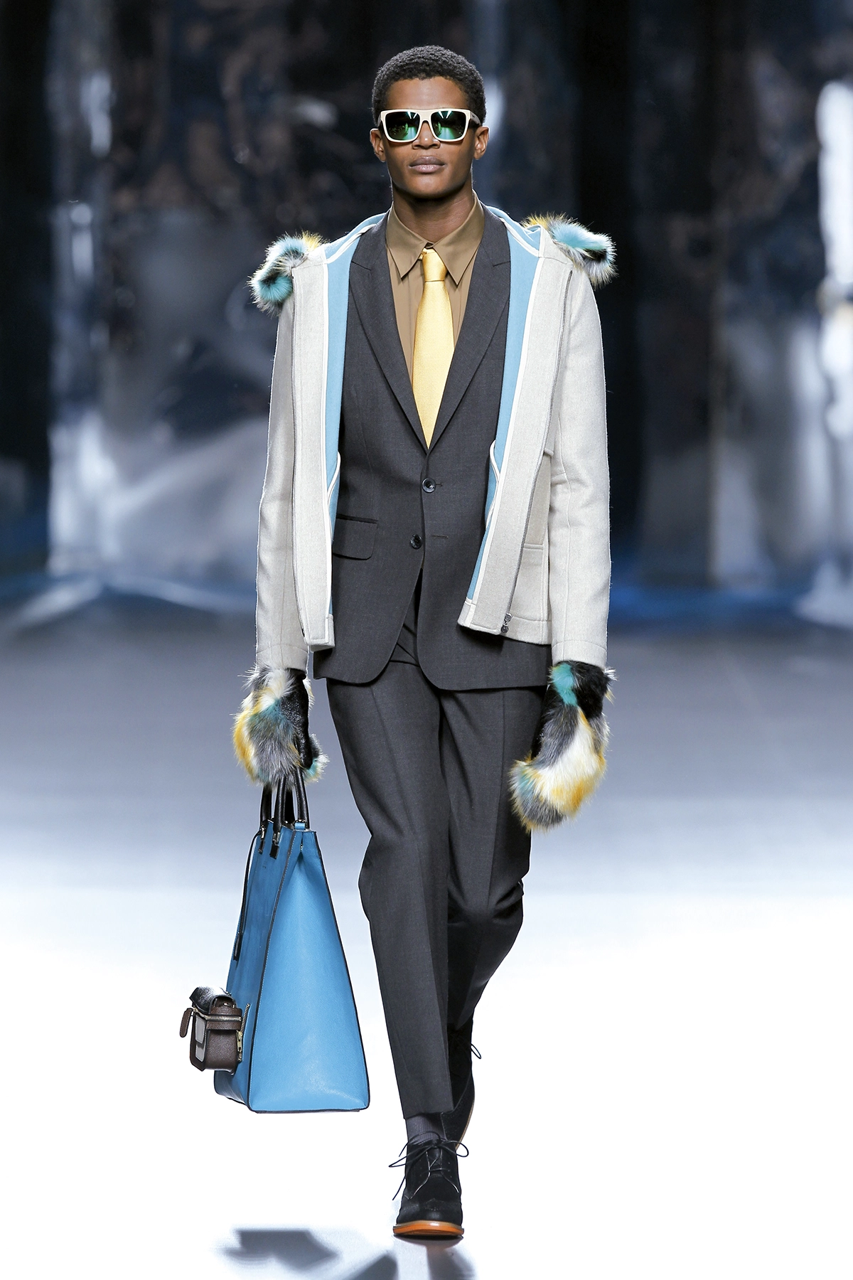 Look 07 de la colección “Doppelgänger”, colección otoño invierno 2015-16 de la diseñadora de moda Ana Locking en la Mercedes Benz Fashion Week de Madrid..