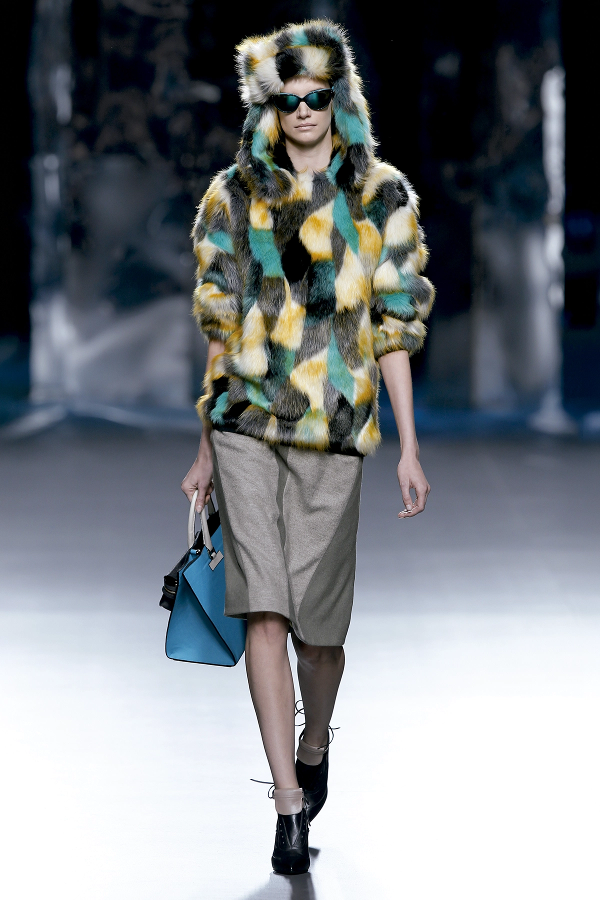 Look 13 de la colección “Doppelgänger”, colección otoño invierno 2015-16 de la diseñadora de moda Ana Locking en la Mercedes Benz Fashion Week de Madrid..