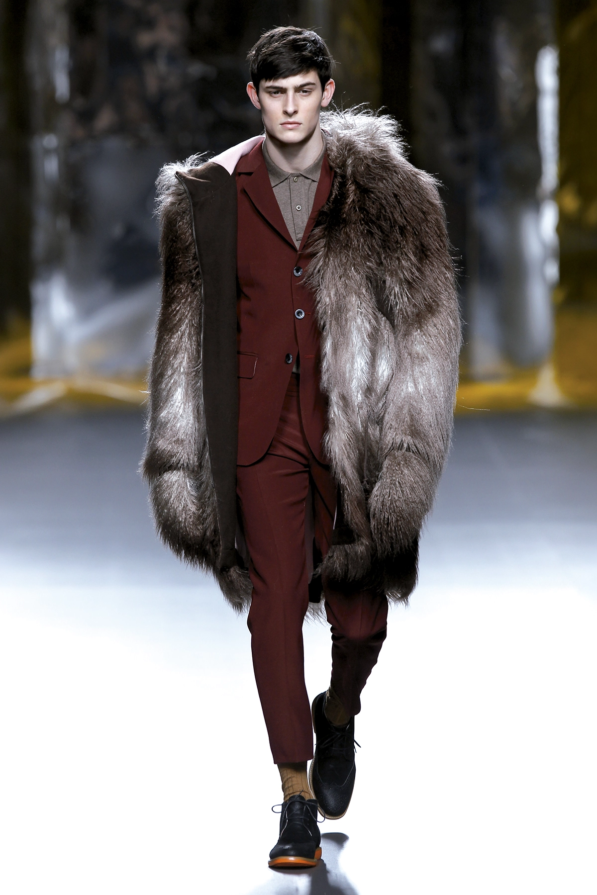 Look 16 de la colección “Doppelgänger”, colección otoño invierno 2015-16 de la diseñadora de moda Ana Locking en la Mercedes Benz Fashion Week de Madrid..